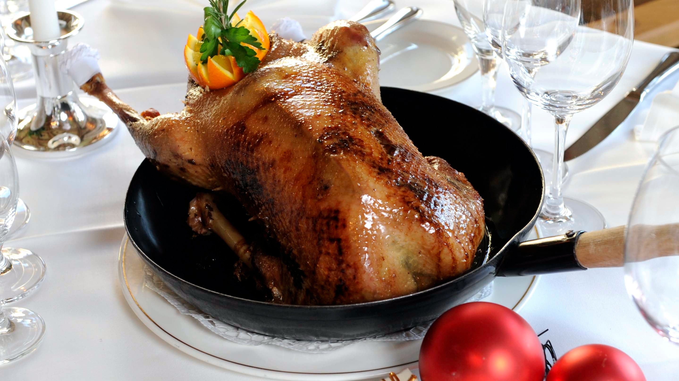 ARCHIV - 30.11.2010, M&cedil;nchen: Ein G&permil;nsebraten steht vor einem Weihnachtsessen in einer Gastst&permil;tte auf einem weihnachtlich gedeckten Tisch. In diesem Winter haben viele Unternehmen in Niedersachsen ihre Weihnachtsfeiern wegen der Corona-Pandemie gestrichen oder virtuell ins Internet verlegt. Foto: picture alliance / dpa +++ dpa-Bildfunk +++