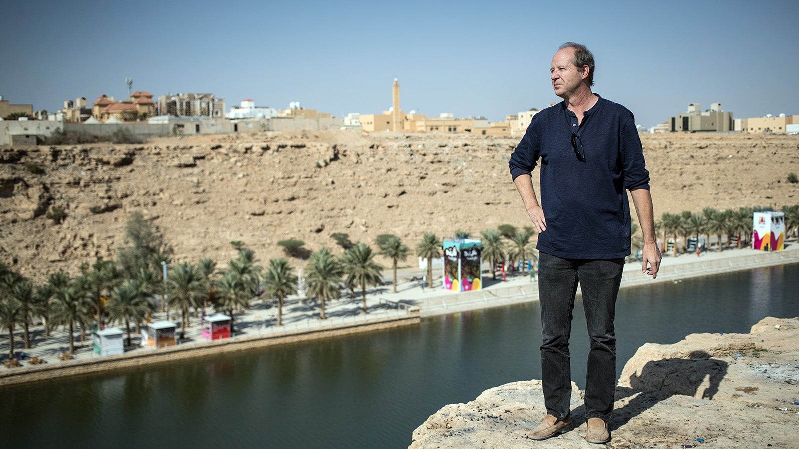 06.12.2019, Saudi-Arabien, Riad: Der deutsche Landschaftsarchitekt Ulrich Riederer. Seit 15 Jahren arbeitet er in der saudische Hauptstadt. Hier entwirft und baut der Schwabe aus Waiblingen G&auml;rten, von denen in Deutschland kaum jemand zu tr&auml;umen wagen w&uuml;rde. (zu dpa "Prachtg&auml;rten f&uuml;r die W&uuml;ste: Deutsche bauen gr&uuml;ne Oasen in Riad") Foto: Oliver Weiken/dpa +++ dpa-Bildfunk +++