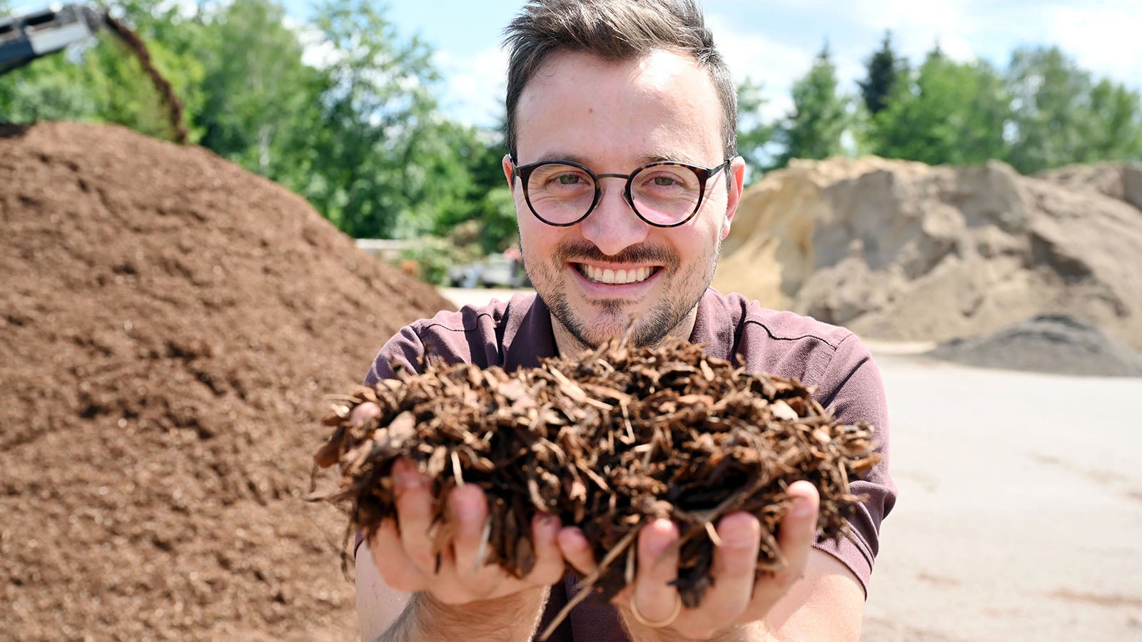 PRODUKTION - 13.06.2022, Baden-W&uuml;rttemberg, Marxzell: Nick Burkhardt, ein Gesch&auml;ftsf&uuml;hrer der Firma Corthum, zeigt sortierten Rindenmulch. F&uuml;r einen sch&ouml;nen Garten wird man k&uuml;nftig tiefer in die Tasche greifen m&uuml;ssen:&nbsp;Inflation und Lieferengp&auml;sse machen auch vor dieser Branche keinen Halt. (zu dpa: Zufluchtsort in der Krise - Heimischer Garten wird teures Vergn&uuml;gen) Foto: Uli Deck/dpa +++ dpa-Bildfunk +++