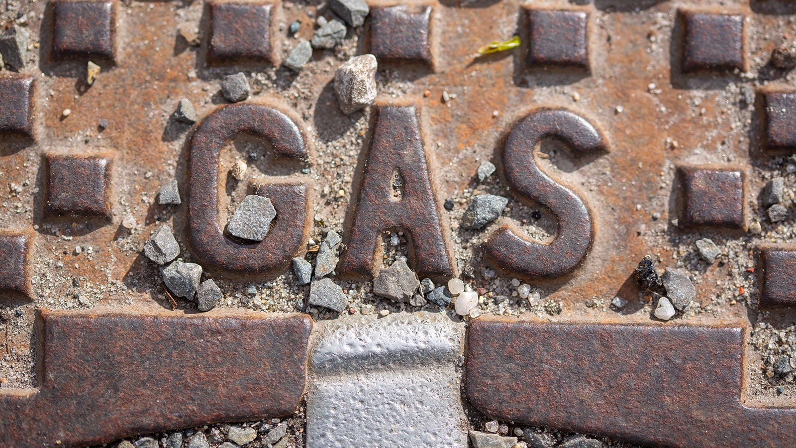 PRODUKTION - 25.02.2022, Berlin: Der Schriftzug &laquo;Gas&raquo; steht auf einer Stra&szlig;enkappe. Strom- und Gaspreise sind auch f&uuml;r Verbraucher in den vergangenen Monaten teilweise drastisch erh&ouml;ht worden. Foto: Fernando Gutierrez-Juarez/dpa-Zentralbild/dpa +++ dpa-Bildfunk +++