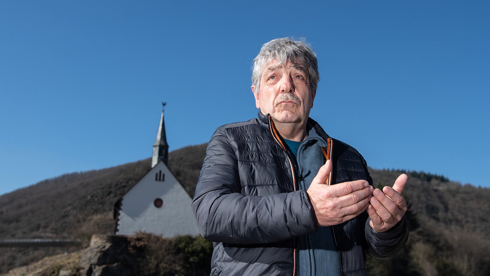 10.03.2022, Rheinland-Pfalz, Altenahr-Altenstadt: Bernd Gasper steht am Ufer der Ahr. Sein Elternhaus, was an dieser Stelle gestanden hatte, wurde mittlerweile abgerissen. Monate nach der t&ouml;dlichen Flutwelle f&uuml;hlen sich viele Betroffene von den Beh&ouml;rden im Stich gelassen. (Zu dpa &bdquo;Acht Monate nach der Flut: Ohnmacht und Tr&auml;nen im Ahrtal&ldquo; vom 13.03.2022) Foto: Boris Roessler/dpa +++ dpa-Bildfunk +++