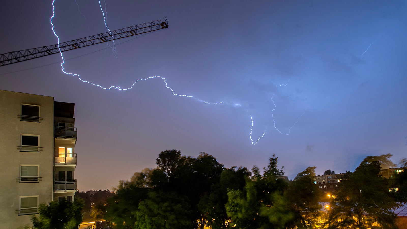 29.06.2021, Tschechien, Hradec Kralove: Blitze entladen sich &uuml;ber eine Wohngegend. Heftige Sommergewitter haben in Tschechien in der Nacht zum 30.06.2021 erneut schwere Sch&auml;den angerichtet. Wegen besch&auml;digter Leitungen waren rund 145 000 Haushalte ohne Strom. Foto: Tane&egrave;ek David/CTK/dpa +++ dpa-Bildfunk +++
