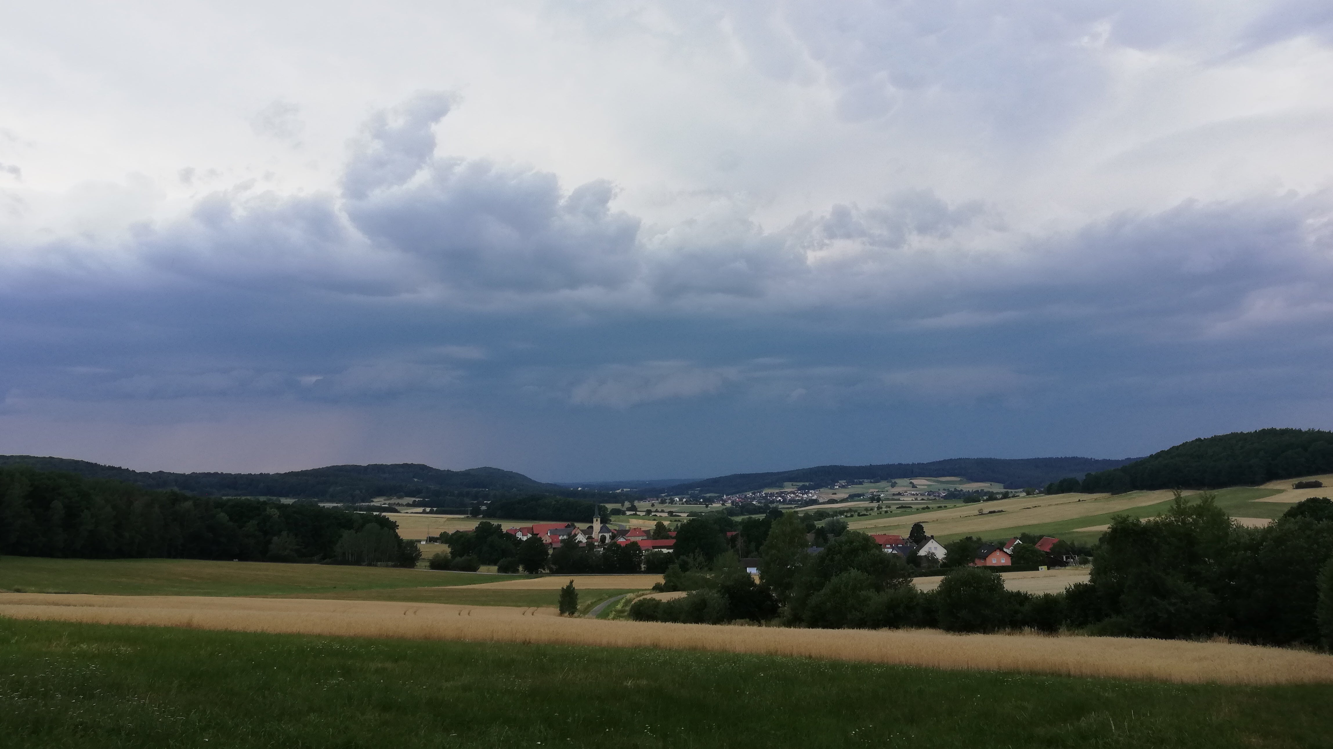 Bayern, Ahorntal: &Uuml;ber das Ahorntal in der Fr&auml;nkischen Schweiz ziehen Gewitterwolken auf. Nach einem Tag mit Temperaturen von mehr als 30 Grad drohten in Bayern am Abend und in der Nacht Gewitter. Foto: Kathrin Zeilmann/dpa +++ dpa-Bildfunk +++

