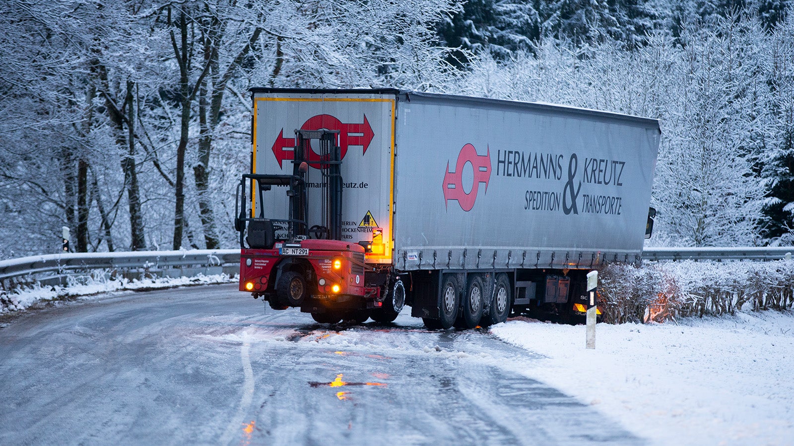 08.01.2022, Nordrhein-Westfalen, Schleiden: Ein LKW ist aufgrund von Schnee und Glatteis von der Strasse 258 bei Schleiden abgekommen. Foto: Thomas Banneyer/dpa +++ dpa-Bildfunk +++