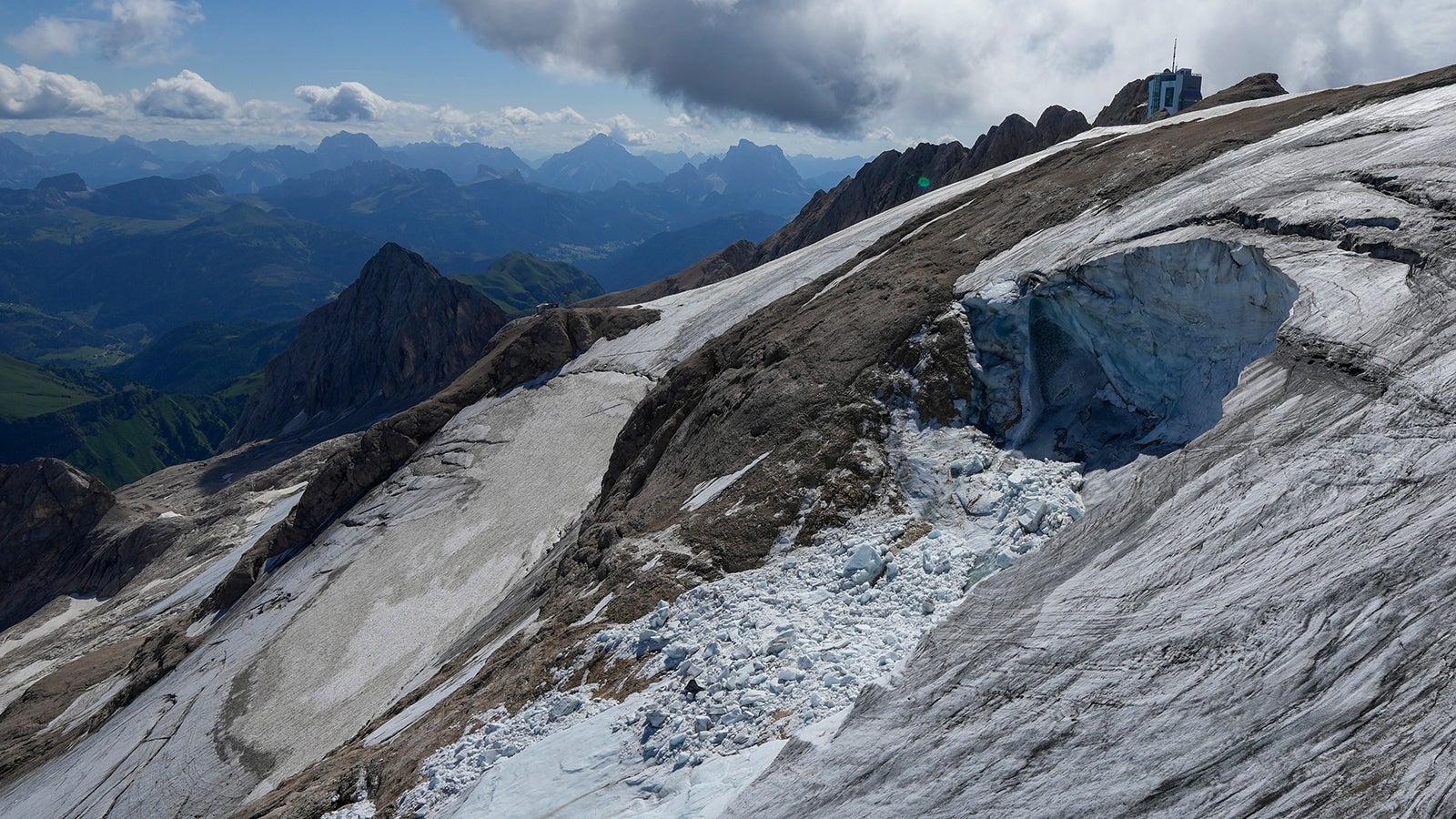 05.07.2022, Italien, Canazei: Blick aus einem Rettungshubschrauber auf den Punta-Rocca-Gletscher in den italienischen Alpen. Nach dem massiven Gletscherbruch und einer Lawine geht in den Dolomiten die Suche nach weiteren Toten unter erschwerten Bedingungen weiter. Foto: Luca Bruno/AP/dpa +++ dpa-Bildfunk +++