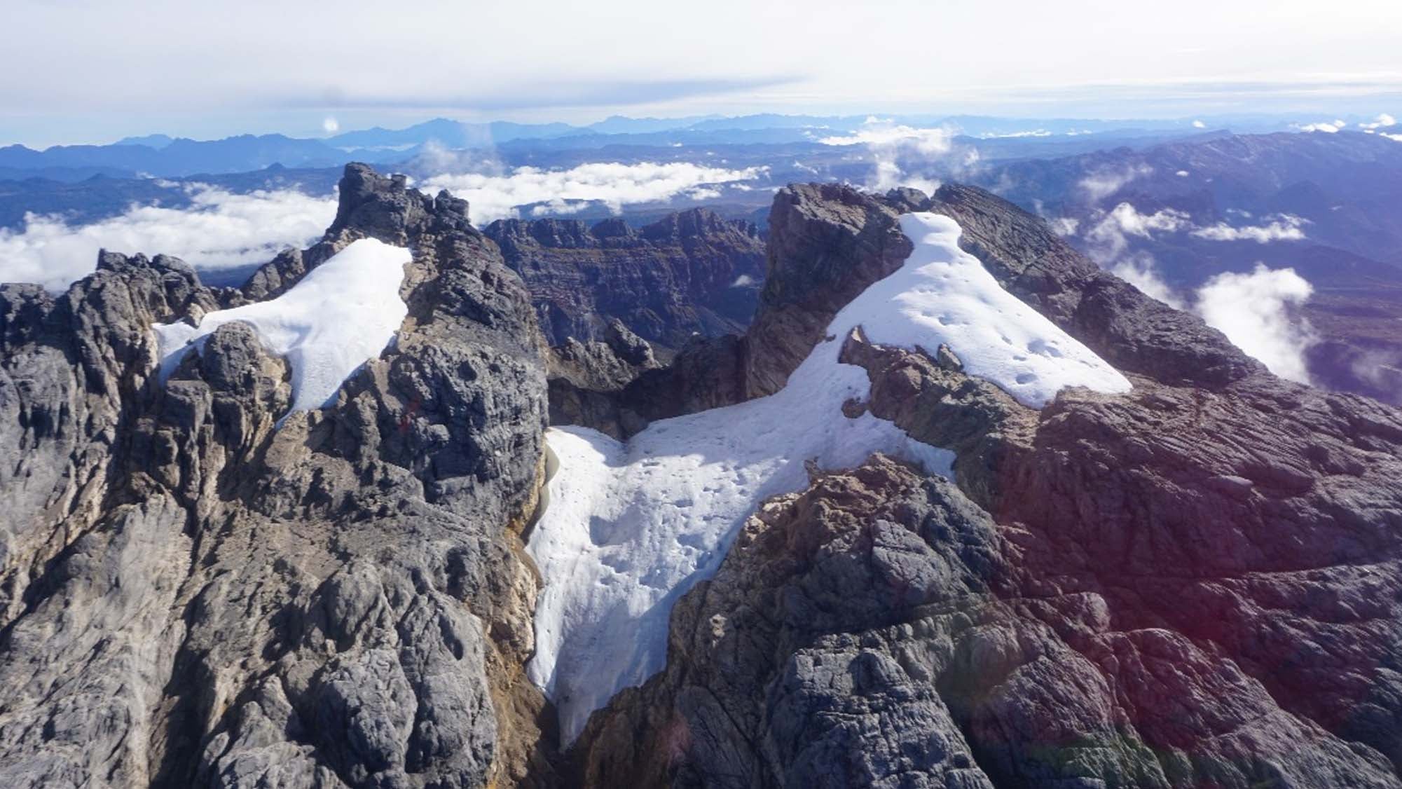 HANDOUT - 01.12.2022, Indonesien, ---: Der Puncak Jaya Gletscher. Einer der wenigen tropischen Gletscher der Welt in der indonesischen Provinz Papua ist wegen der zunehmenden Erderw&permil;rmung in Gefahr. Experten warnen, dass die Jahrtausende alte Eismasse des Puncak Jaya schon 2025 vollst&permil;ndig geschmolzen sein k&circ;nnte. (zu dpa &acute;Eisschmelze am &fnof;quator: Indonesiens tropischer Gletscher in Gefahr&ordf;) Foto: Meteorology, Climatology and Geophysics Agency/dpa - ACHTUNG: Nur zur redaktionellen Verwendung im Zusammenhang mit der aktuellen Berichterstattung und nur mit vollst&permil;ndiger Nennung des vorstehenden Credits +++ dpa-Bildfunk +++