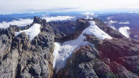 Buletin - 1 Desember 2022, Indonesia, ---: Gletser Puncak Jaya.  Salah satu dari sedikit gletser tropis di provinsi Papua, Indonesia, terancam akibat meningkatnya pemanasan global.  Para ahli memperingatkan bahwa gletser berusia ribuan tahun di kawasan Puncak Jaya mungkin akan mencair sepenuhnya pada awal tahun 2025. (Kepada Kantor Berita Jerman