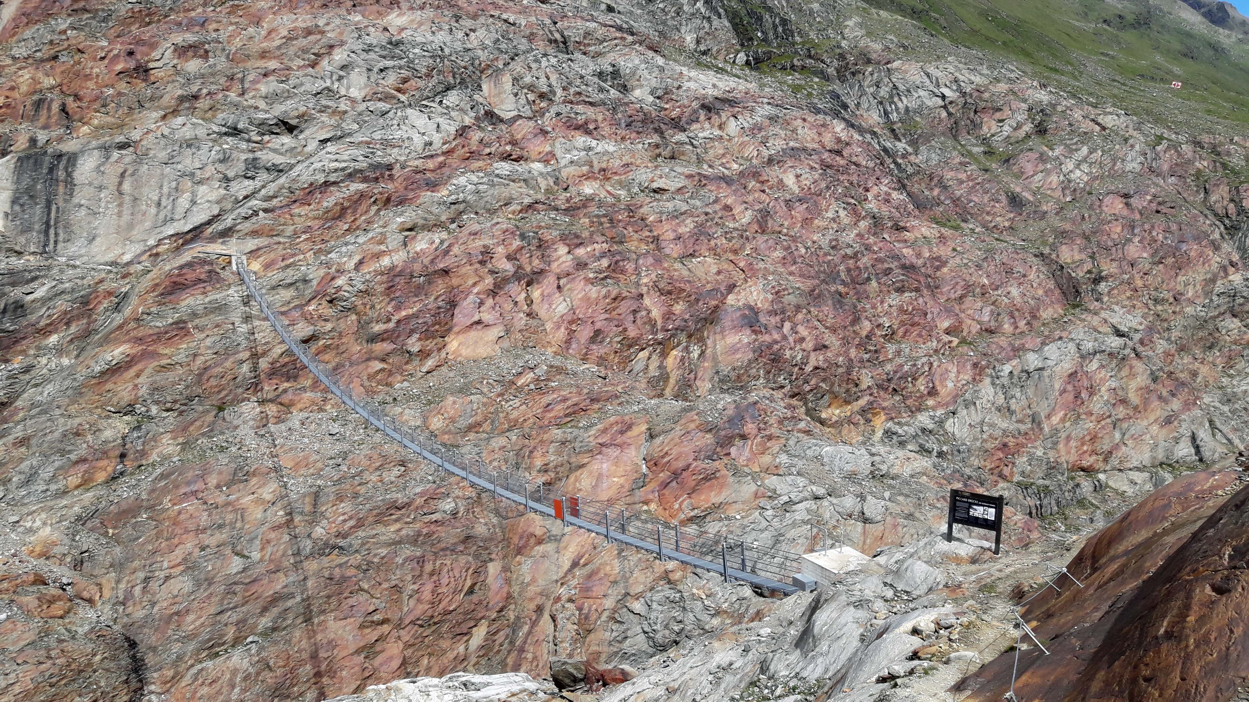 HANDOUT - 29.07.2017, &divide;sterreich, Hochgurgl: Die im Jahr 2017 errichtete und gut 180 Meter lange Piccard-Br&cedil;cke in den &divide;tztaler Alpen in &divide;sterreich. Die Br&cedil;cke erm&circ;glicht eine einfachere Talquerung, nachdem sich der Gurgler Ferner immer weiter zur&cedil;ckgezogen hat. (zu dpa: &acute;Glaziologie-Professor: Alpengletscher schmelzen schneller&ordf;) Foto: Dr. Tobias Hipp/DAV/dpa - ACHTUNG: Nur zur redaktionellen Verwendung im Zusammenhang mit der aktuellen Berichterstattung und nur mit vollst&permil;ndiger Nennung des vorstehenden Credits +++ dpa-Bildfunk +++