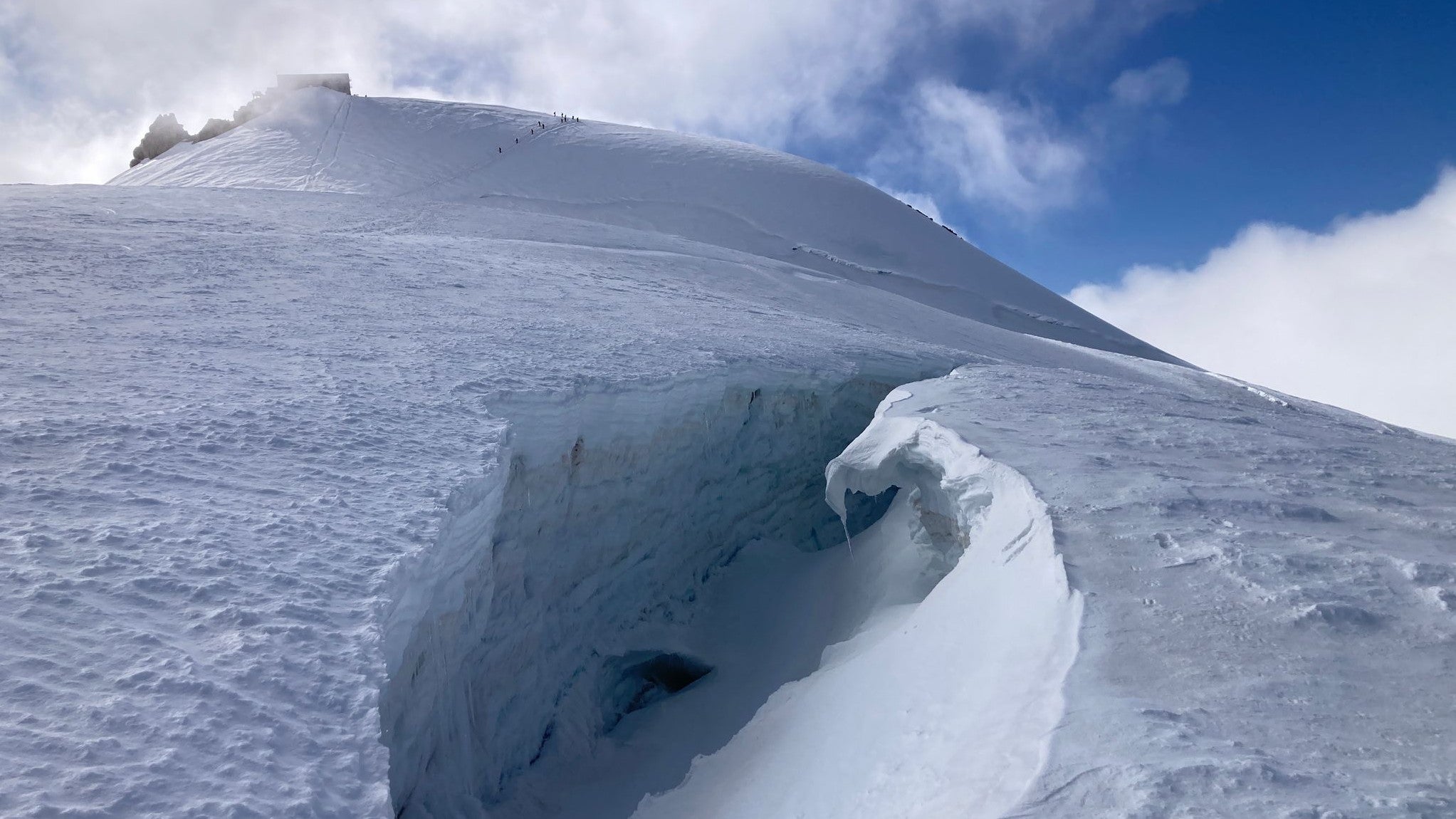 Auf Gletschern bedeuten Spalten eine besondere Gefahr (Symbolbild) (Sabine Dobel/dpa)
