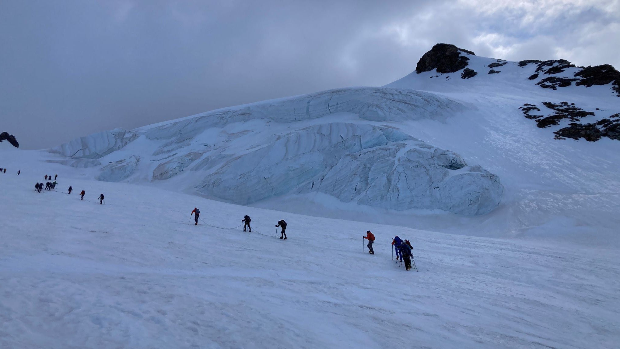 Auf dem Gletscher sind Bergsteiger angeseilt unterwegs &ndash; andernfalls drohen gef&auml;hrliche St&uuml;rze in Gletscherspalten (Sabine Dobel/dpa)

