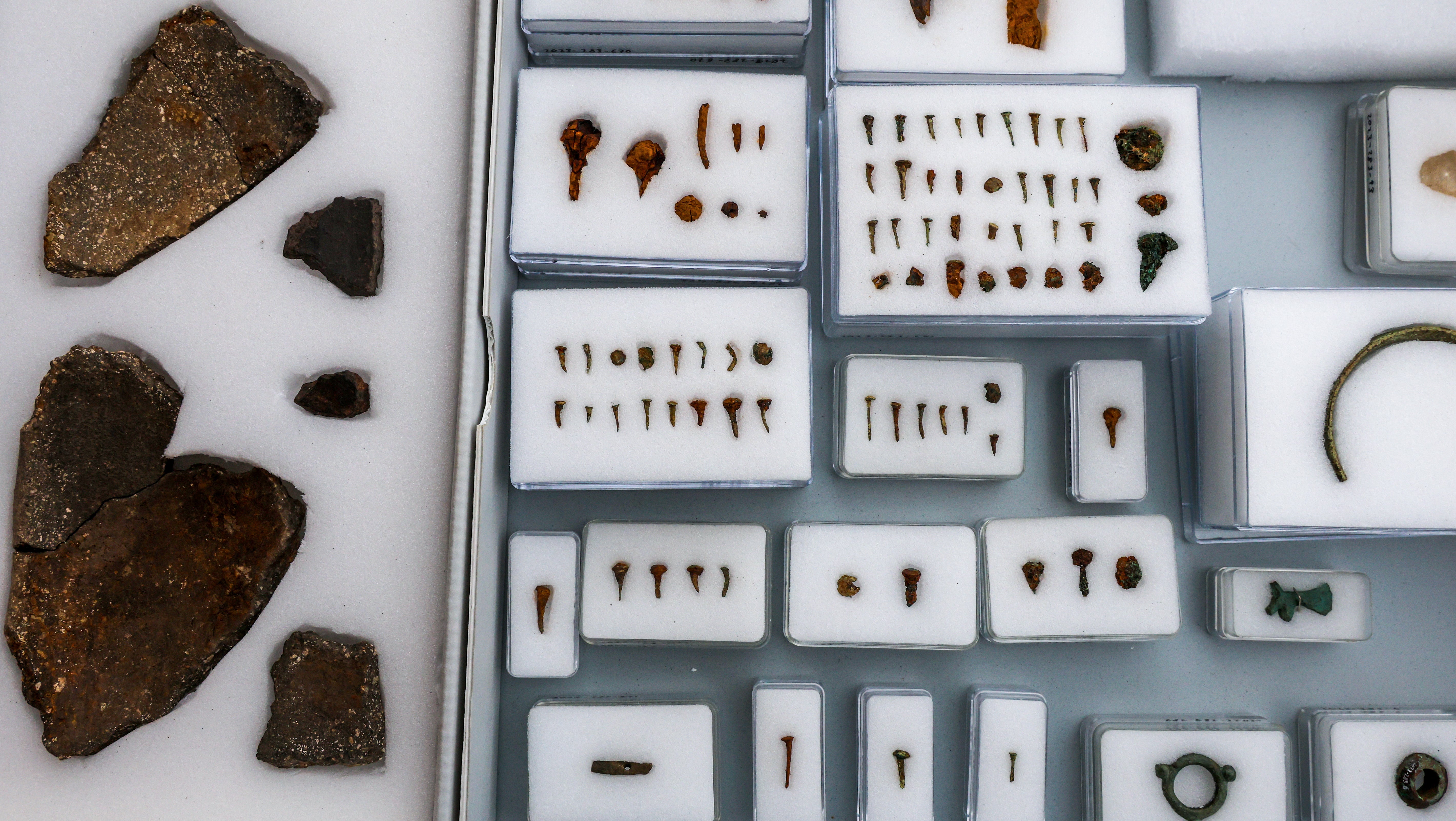 18.10.2024, Baden-W&uuml;rttemberg, Riedlingen: Keramikscherben, Schmuck und N&auml;gel sind in der N&auml;he einer Grabkammer bei Ausgrabungen gefunden worden. Die Grabkammer bestand aus Holz. Errichtet wurde sie etwa 585 vor Christus, der Zeit der Kelten. (Thomas Warnack/dpa)