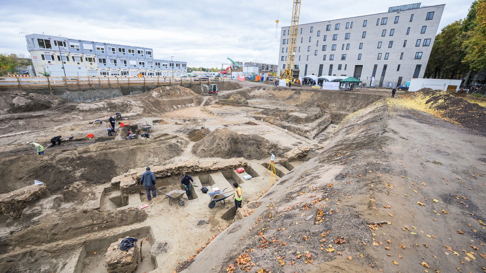 30.10.2020, Rheinland-Pfalz, Mainz: Grabungshelfer arbeiten an der Fundstelle im Zollhafen. Bisher wurden zwei Skulpturen, Keramikscherben, Siedlungsreste und diverse Fundst&uuml;cke bei Aushubarbeiten im Zollhafen gefunden. Foto: Andreas Arnold/dpa +++ dpa-Bildfunk +++