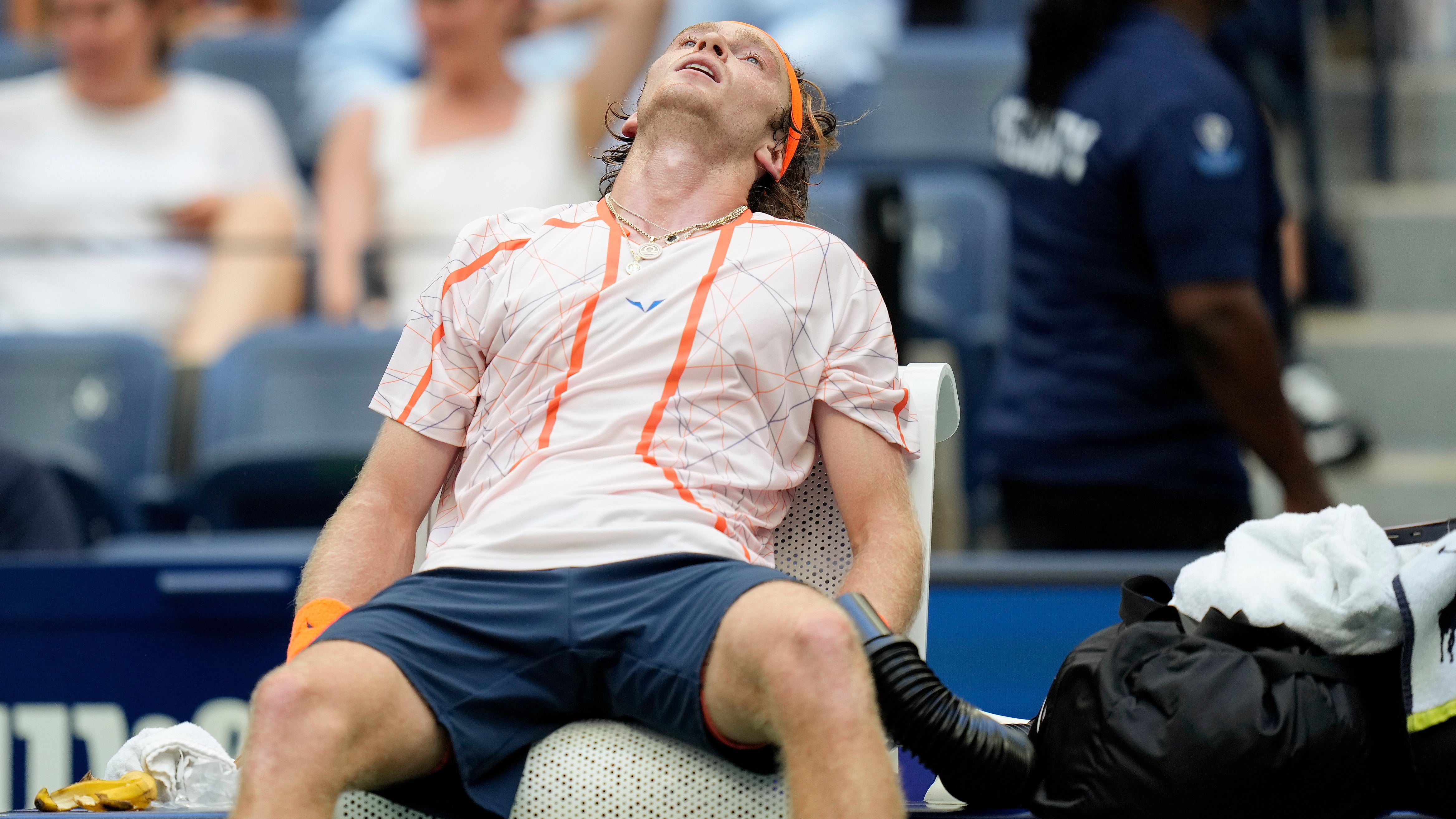 06.09.2023, USA, New York: Tennis: Grand Slam/ATP-Tour - US Open, Einzel, Herren, Viertelfinale, Medwedew (Russland) - Rubljow (Russland): Andrej Rubljow  macht eine Pause. (Seth Wenig/AP)
