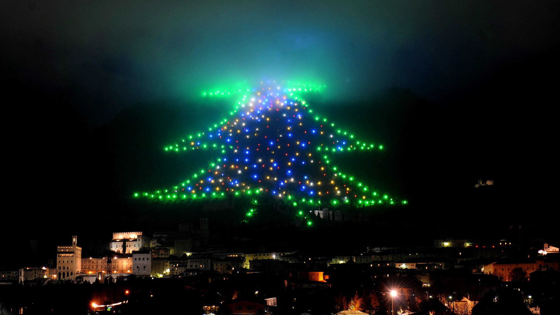 Der Baum so gro&szlig; wie ein Berg: Eine 750 Meter hohe Lichtinstallation mit Hunderten Leuchtpunkten erstrahlt im Dezember 2009 am Berghang im italienischen Gubbio. (Archivbild) (Pietro Crocchioni/epa/ANSA/dpa)