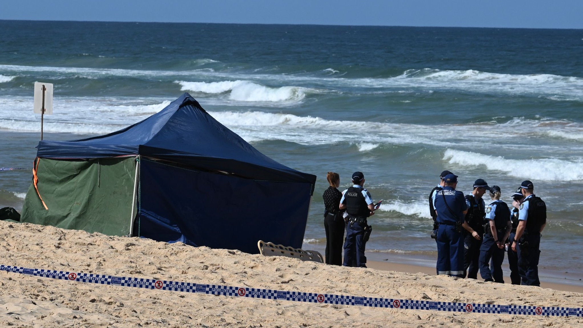 AUSTRALIA OUT, NEW ZEALAND OUT, NO ARCHIVING

06.09.2025, Australien, Sydney: Polizisten stehen am Tatort eines t&ouml;dlichen Haiangriffs am Long Reef Beach. Ein Mann ist tot, nachdem er an den n&ouml;rdlichen Str&auml;nden von Sydney von einem gro&szlig;en Hai angegriffen wurde (Dean Lewins/AAP/dpa)
