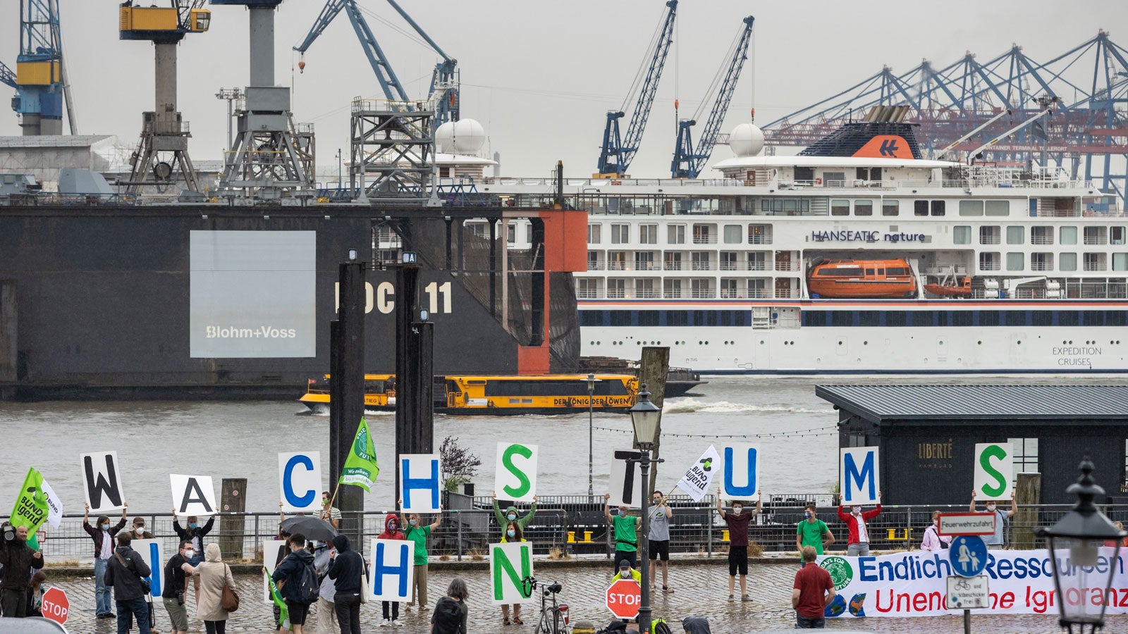 21.08.2020, Hamburg: Aktivisten von Fridays For Future, Bund und Bundjugend Hamburg demonstrieren auf dem Fischmarkt in Hamburg mit einem Banner mit der Aufschrift &laquo;Endliche Ressourcen, Unendliche Ignoranz&raquo; und Buchstabenschildern, die das Wort &laquo;Wachstumswahn&raquo; ergeben, um auf den globalen Erd&uuml;berlastungstag 2020 aufmerksam zu machen. Das &laquo;Global Footprint Network&raquo; berechnet jeweils den Tag, an dem die Ressourcen f&uuml;r das laufende Jahr ersch&ouml;pft sind (Earth Overshoot Day). In diesem Jahr ist das der 22.08.2020. Foto: Ulrich Perrey/dpa