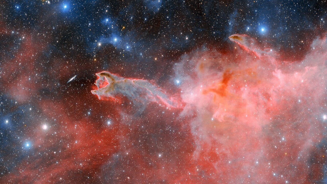 Ein undatiertes Handout mit der wolkigen Struktur CG4 - Spitzname "Hand Gottes", die nach einer vermeintlich direkt vor ihr liegenden Galaxie (ESO 257-19) zu greifen scheint. In Wirklichkeit ist die Galaxie mehr als hundert Millionen Lichtjahre von CG4 entfernt. (CTIO/NOIRLab/DOE/NSF/AURA/dpa)

