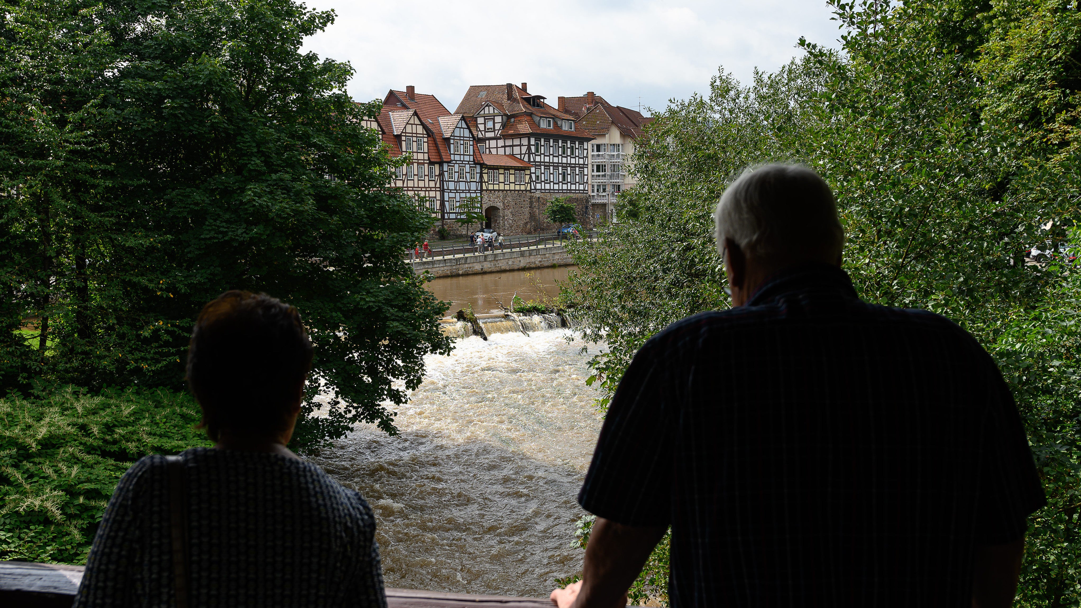 Niedersachsen, Hann. M&uuml;nden: Blick auf den Fluss Fulda in der Innenstadt von Hann. M&uuml;nden. Im S&uuml;den Niedersachsens hat es nach einem Starkregen in der Nacht zahlreiche Feuerwehreins&auml;tze wegen vollgelaufener Keller gegeben. (Swen Pf&ouml;rtner/dpa)

