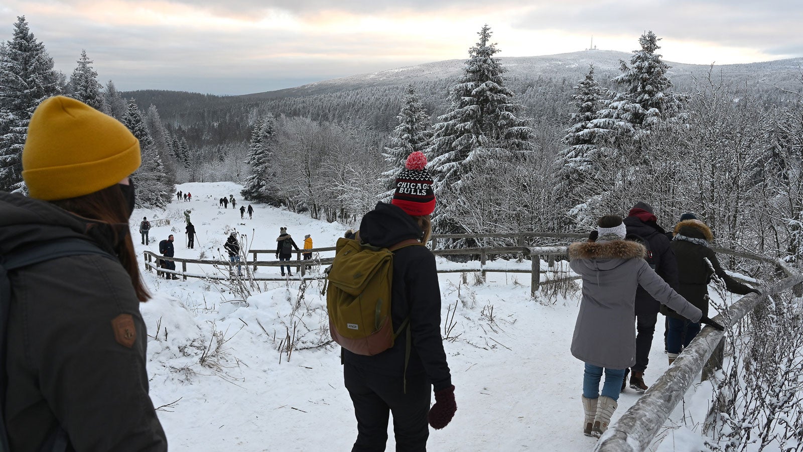 02.01.2021, Niedersachsen, Torfhaus: Wanderer gehen &uuml;ber eine schneebedeckten Wanderweg am Nationalpark-Besucherzentrum TorfHaus im Harz in Richtung Brocken. Foto: Swen Pf&ouml;rtner/dpa +++ dpa-Bildfunk +++