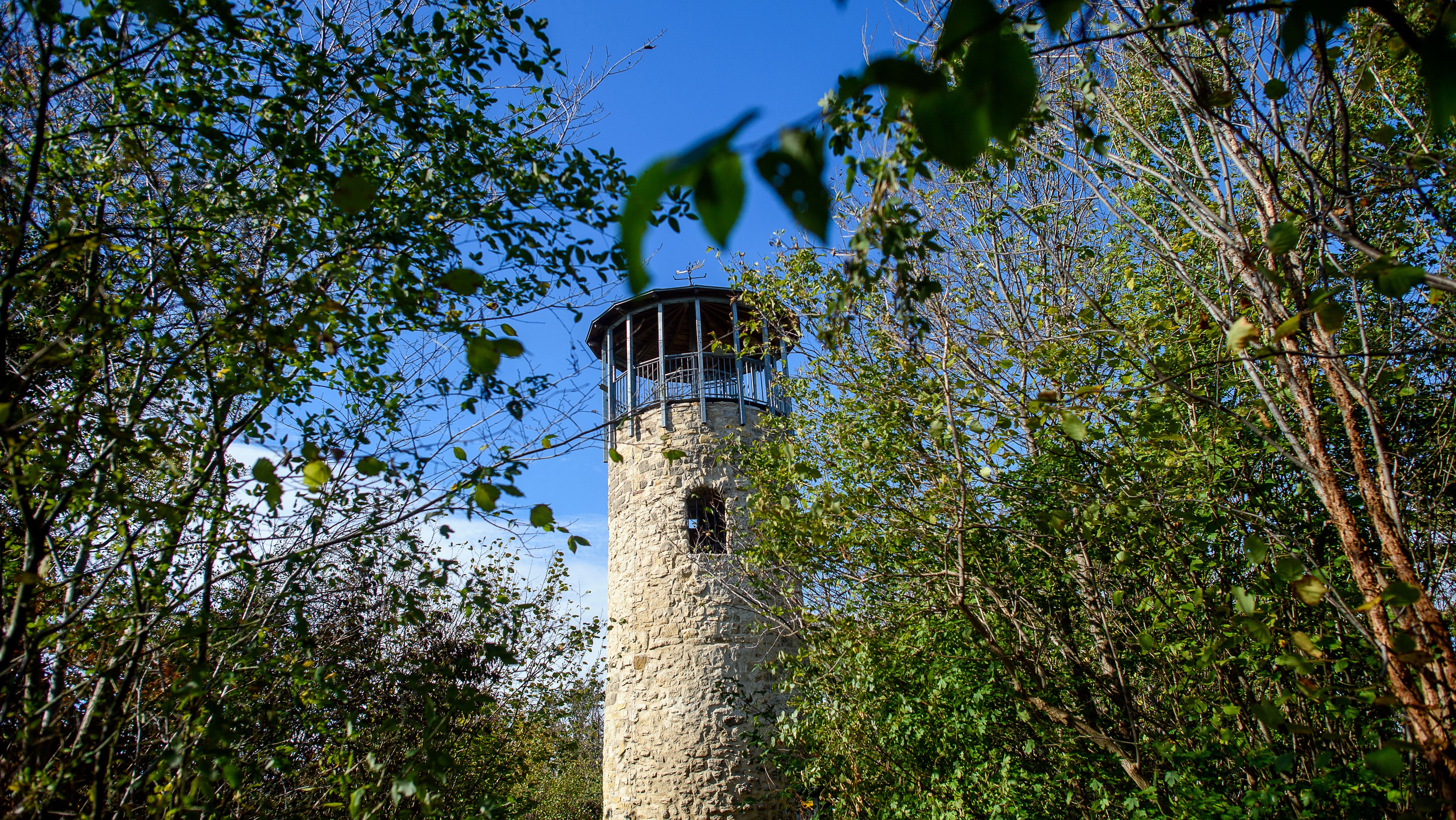 Benzingerode: Der Austbergturm, an dem sich die Stempelstelle 83 der "Harzer Wandernadel" befindet.