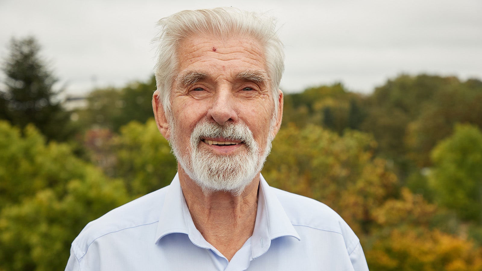 05.10.2021, Hamburg: Klimaforscher Klaus Hasselmann steht auf dem Balkon seiner Wohnung. Der Nobelpreis f&uuml;r Physik geht in diesem Jahr an den Deutschen Klaus Hasselmann, Syukuro Manabe (USA) und den Italiener Giorgio Parisi f&uuml;r physikalische Modelle zum Erdklima. (zu dpa &laquo;Physik-Nobelpreis f&uuml;r drei Klimamodellierer - ein Deutscher dabei&raquo;) Foto: Georg Wendt/dpa +++ dpa-Bildfunk +++