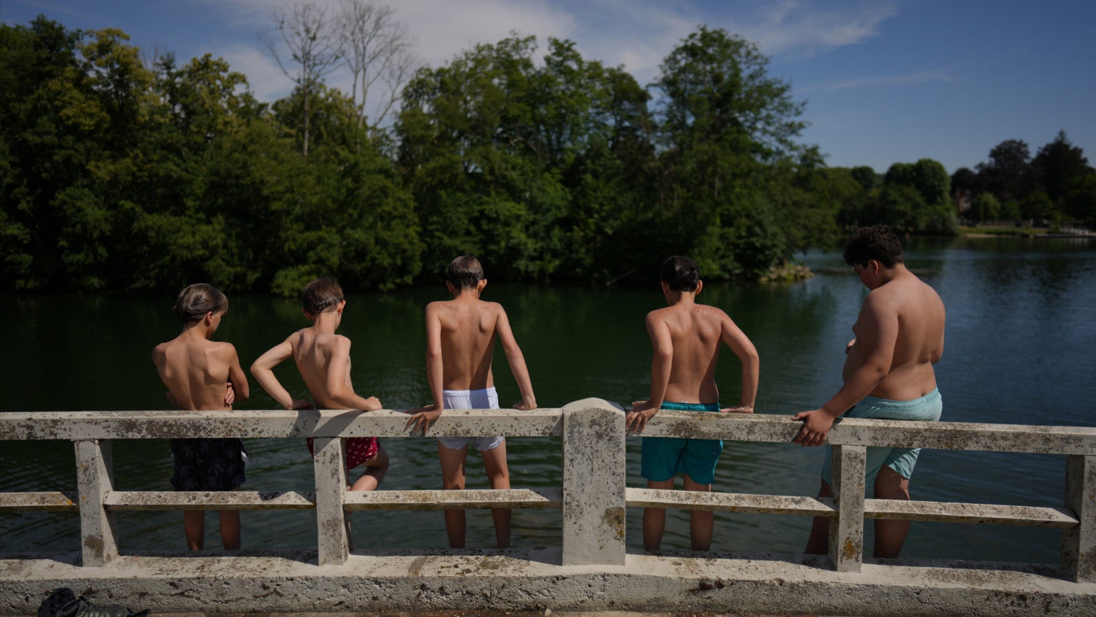 19.06.2026, Frankreich, Samois-sur-Seine: Jungen machen sich bereit in die Seine zu springen. Foto: Thibault Camus/AP/dpa