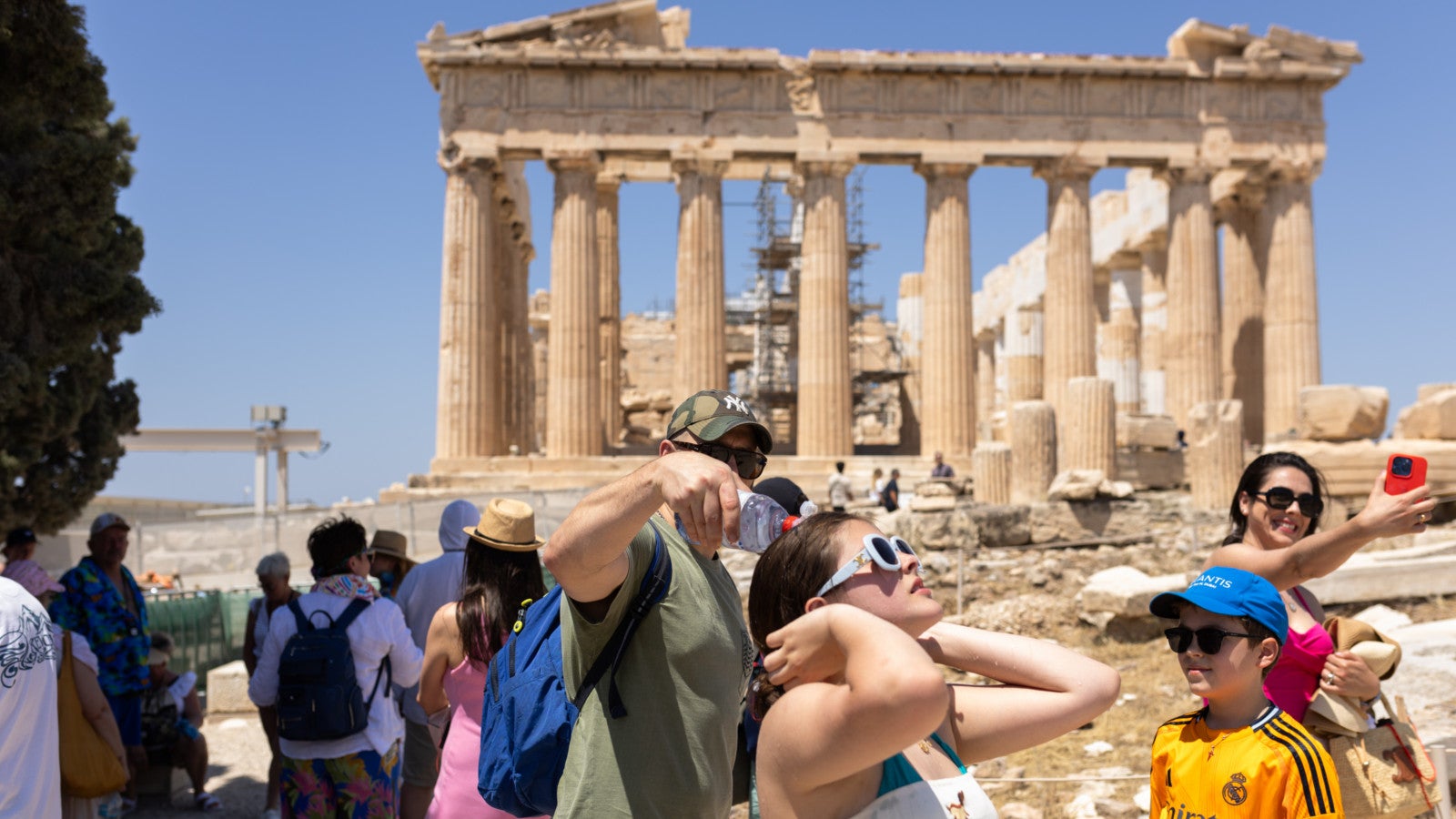 Griechenland, Athen: Touristen gehen &uuml;ber das Gel&auml;nde der Akropolis. Foto: Socrates Baltagiannis/dpa