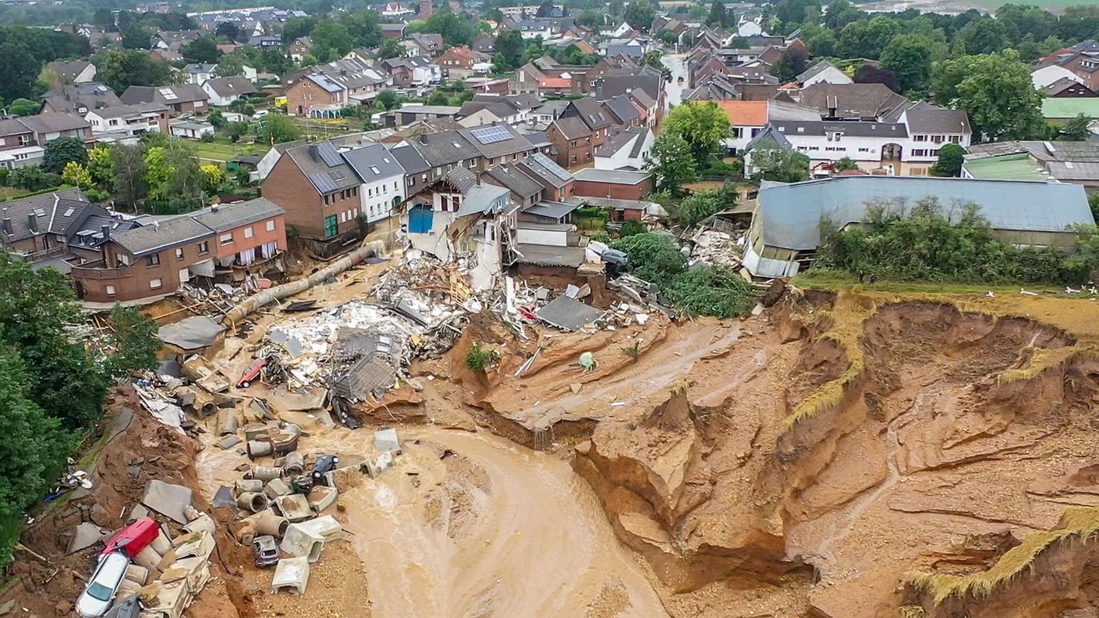  16.07.2021 , Erftstadt - Blessem , Massiver Erdrutsch im Stadtteil Blessem in Erftstadt , Die Beh&ouml;rden sprechen von mehreren Todesopfern.Luftaufnahmen mit einer Drohne. *** 16 07 2021 , Erftstadt Blessem , Massive landslide in the Blessem district of Erftstadt , Authorities speak of several fatalities Aerial photos taken by a drone