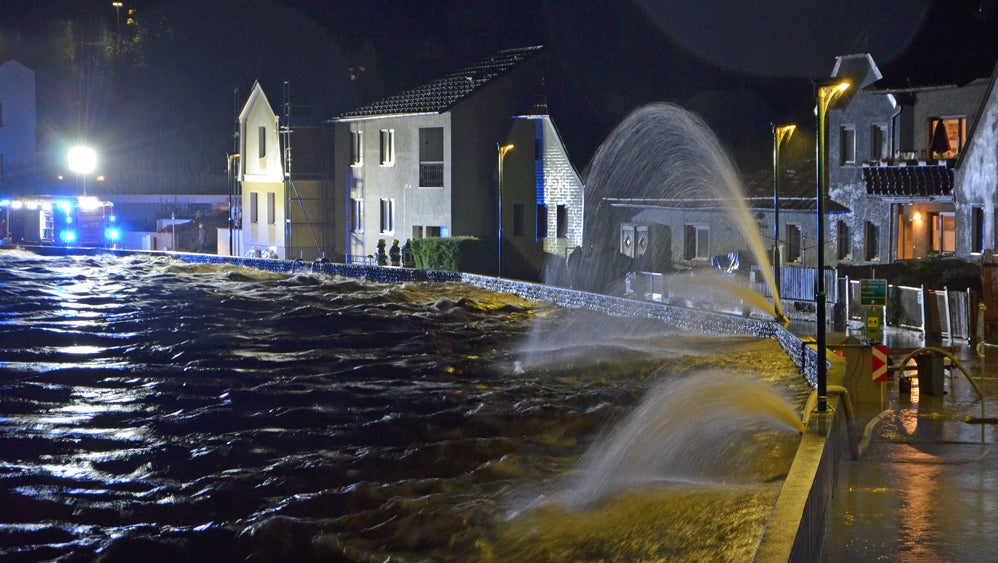 15.09.2024, &Ouml;sterreich, Waidhofen An Der Thaya: Das Wasser der angeschwollenen Thaya steht bis dicht unter der Oberkante des Hochwasserschutzes. Aufgrund der starken Niederschl&auml;ge ist Sonntagfr&uuml;h, 15. September 2024, ganz Nieder&ouml;sterreich zum Katastrophengebiet erkl&auml;rt worden. (BFK WT/ST. MAYER/APA/dpa)