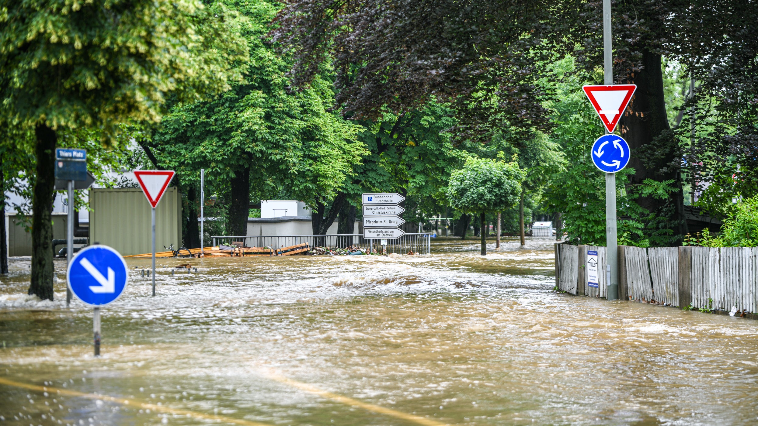 Bayern, Schrobenhausen: Durch das Hochwasser wurde eine Stra&szlig;e in Schrobenhausen im Landkreis Neuburg-Schrobenhausen &uuml;berschwemmt. (Jason Tschepljakow/dpa)