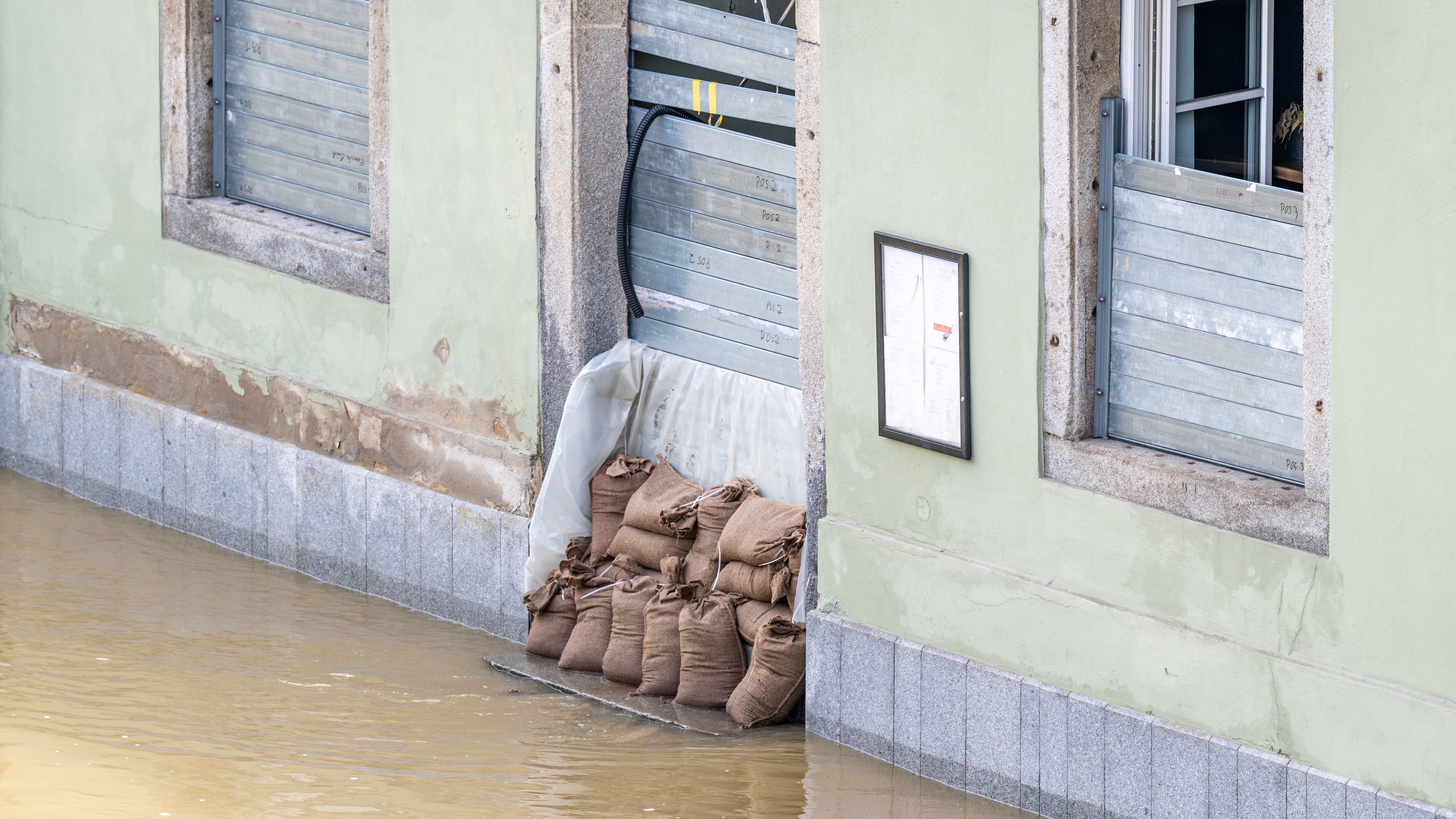 ARCHIV - 06.06.2024, Bayern, Passau: Sands&auml;cke liegen vor einem Hauseingang in der Altstadt. (Armin Weigel/dpa)

