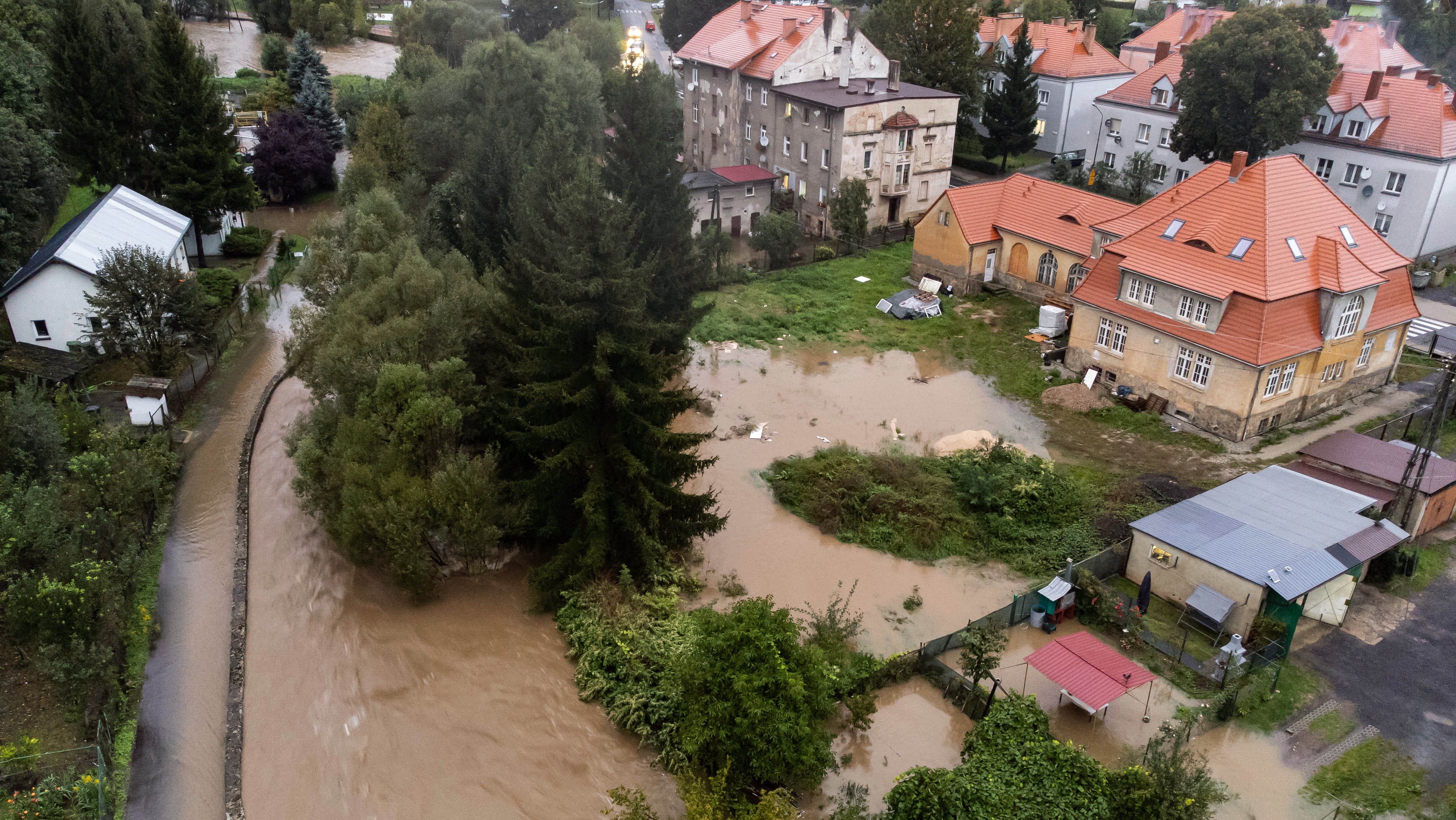 14.09.2024, Polen, Swierzawa (Sch&ouml;nau an der Katzbach): Ein mit einer Drohne aufgenommenes Luftbild zeigt den hohen Wasserstand des Flusses Kaczawa (Katzbach) nach starken Regenf&auml;llen. In Polen laufen die Schutzma&szlig;nahmen vor weiteren &Uuml;berschwemmungen auf Hochtouren. (Tomasz Golla/PAP/dpa)