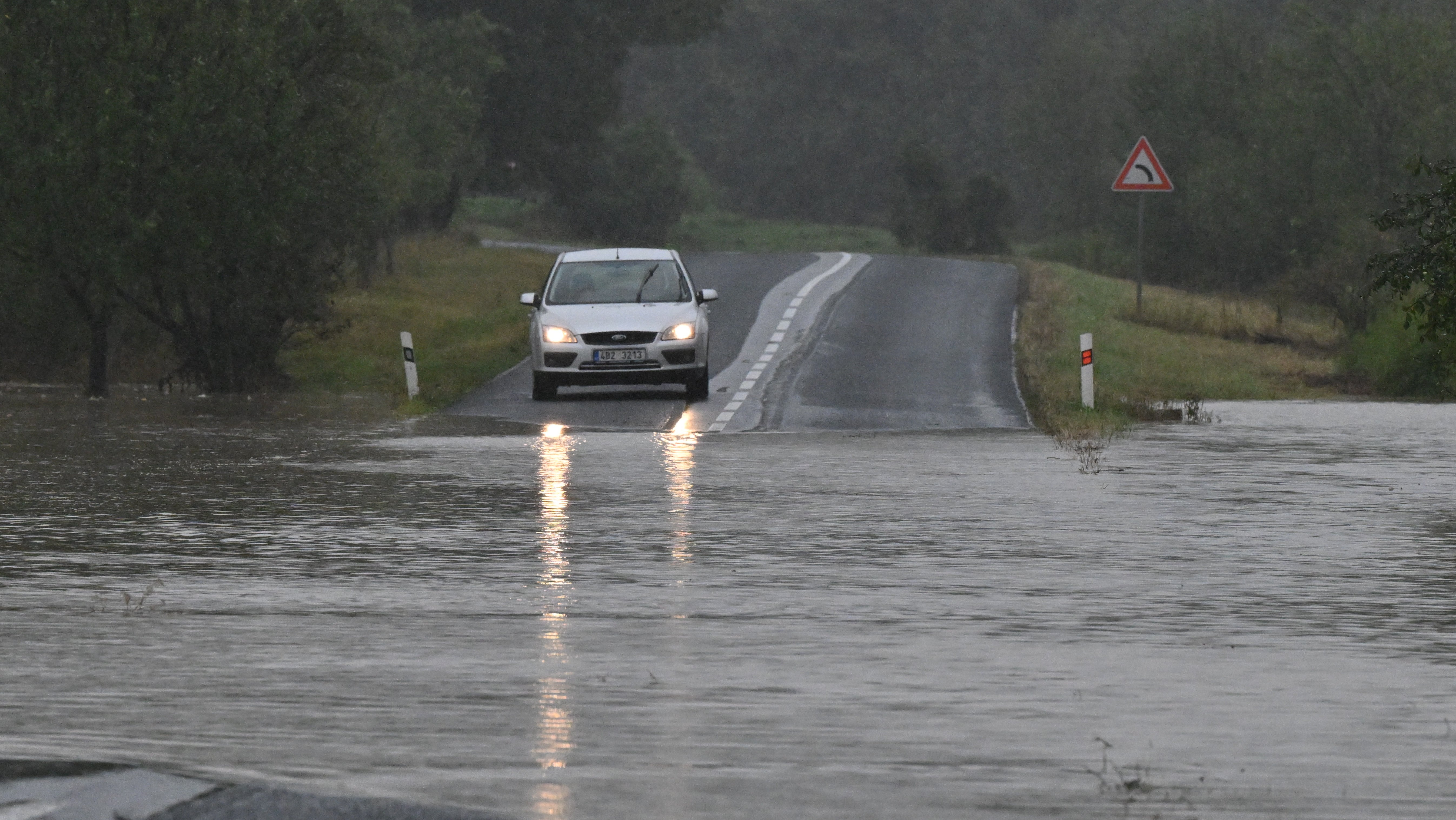 15.09.2024, Tschechien: Stra&szlig;en und Wegen in S&uuml;dm&auml;hren sind nach anhaltenden Regenf&auml;lle an vielen Stellen durch angeschwollenen B&auml;che und Fl&uuml;ssen unpassierbar. (&Scaron;&aacute;lek V&aacute;clav/CTK/dpa)

