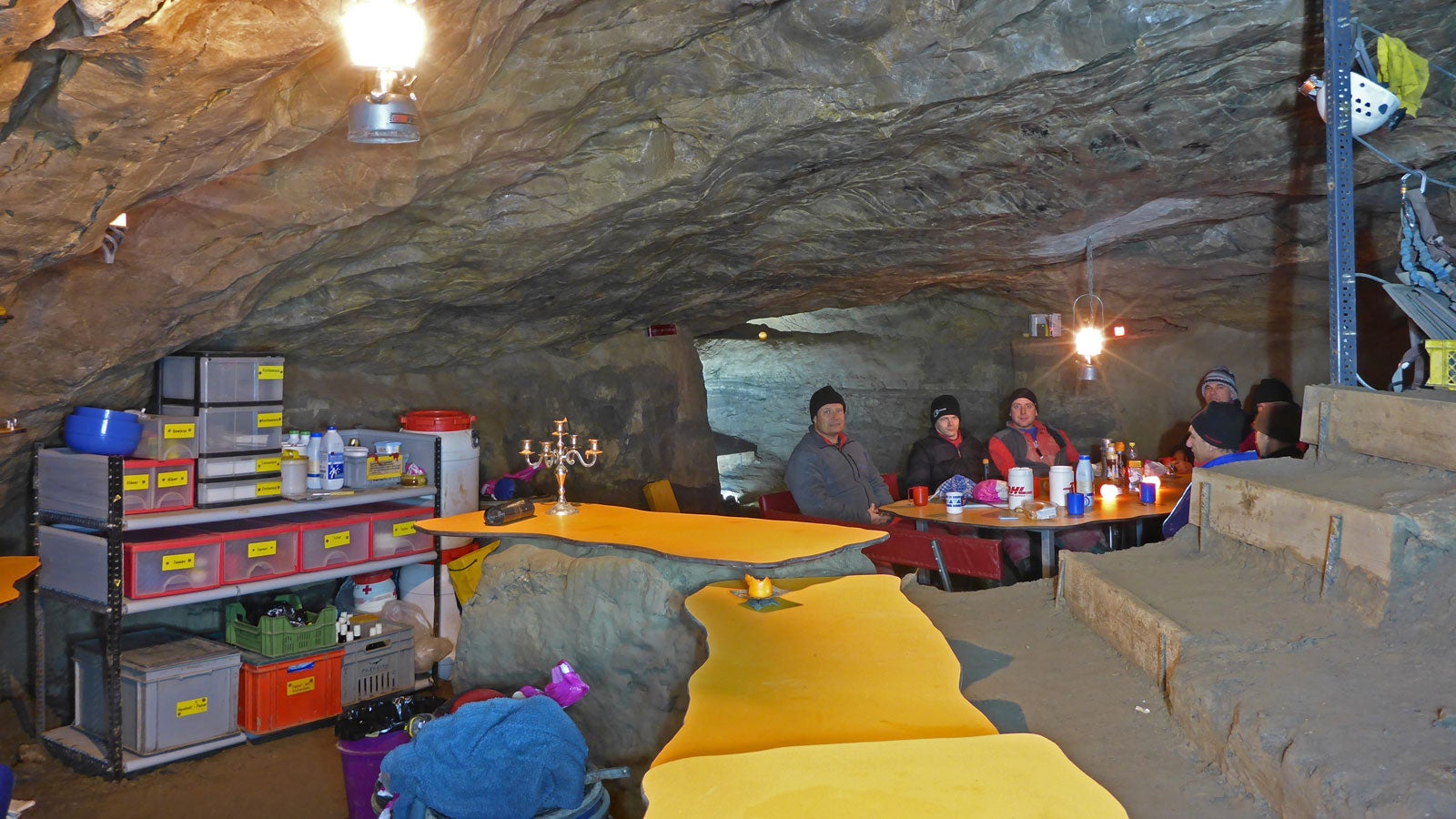 Touristen halten sich im H&ouml;hlensystem des H&ouml;lloch (Schweiz) im Muotathal in einem Biwak rund 300 Meter unter dem Gestein in einem ger&auml;umigen Gew&ouml;lbe mit meterhoher Decke auf (undatierte Aufnahme). Weil Hochwasserden Zugang versperrt, sitzen derzeit sieben Touristen seit Tagen in dem Biwak fest. Profikletterer versorgen die M&auml;nner zwischen 25 und 55 Jahren mit P&auml;ckchen ihrer Angeh&ouml;rigen. (zu dpa "Fondue und Liebesbriefe f&uuml;r eingeschlossene H&ouml;hlentouristen" vom 24.01.2018) ACHTUNG: Bei den im Bild abgebildeten Personen handelt es sich nicht um die aktuell eingeschlossenen Touristen. Verwendung nur f&uuml;r redaktionelle Zwecke im Zusammenhang mit der aktuellen Berichterstattung und nur bei Urheber-Nennung Foto: Trekking Outdoor Team/dpa 