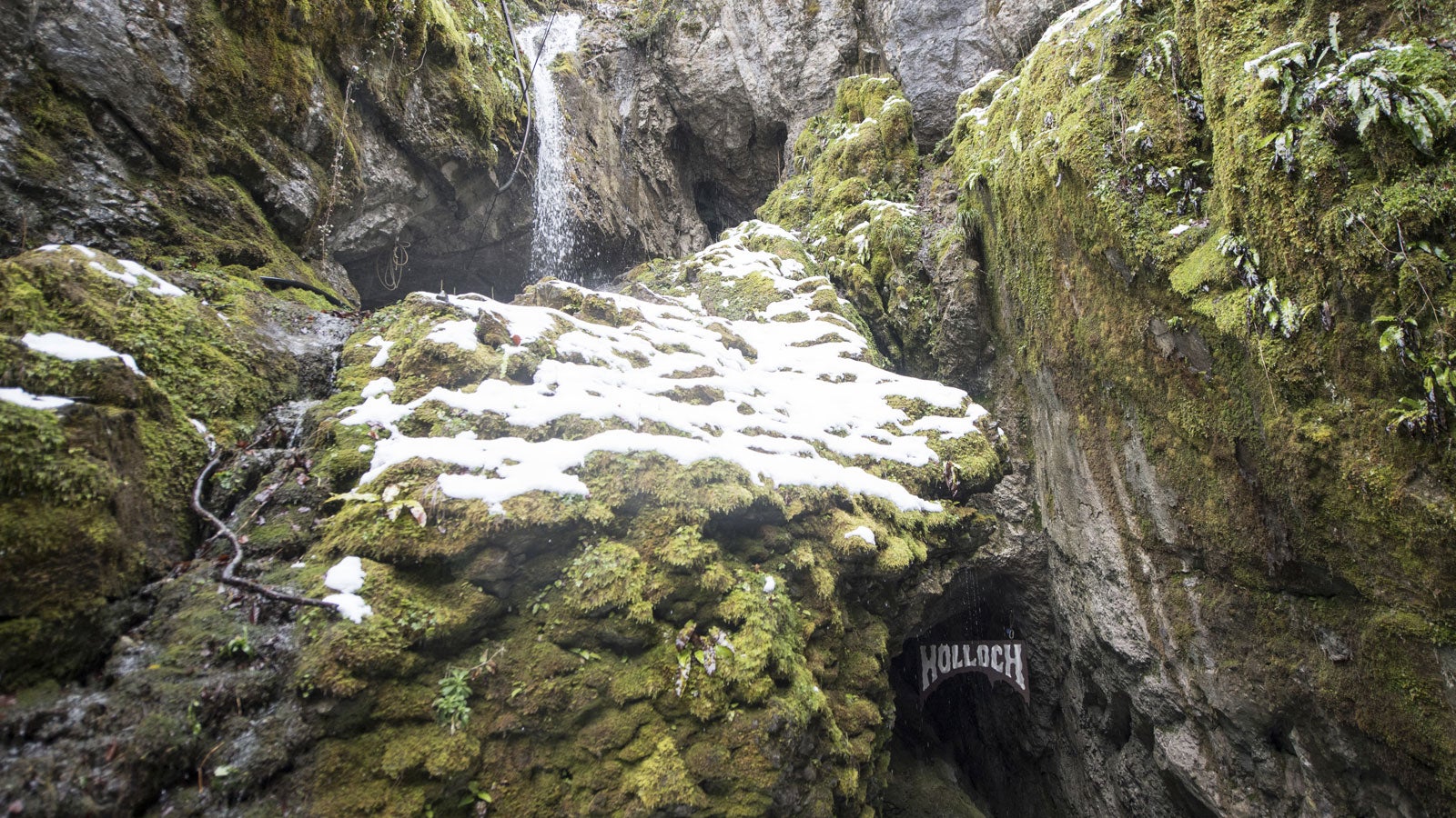 Ein Bergbach flie&szlig;t am 22.01.2018 im Muotathal (Schweiz) neben dem Eingang zu der H&ouml;hle H&ouml;lloch. Seit Sonntag, 21. Januar 2018, ist eine Touristengruppe hier wegen eines Wassereinbruchs eingeschlossen. (zu dpa "H&ouml;lloch: Einsatzkr&auml;fte erreichen Eingeschlossene nach acht Stunden") Foto: Urs Flueeler/KEYSTONE/dpa +++(c) dpa - Bildfunk+++ 
