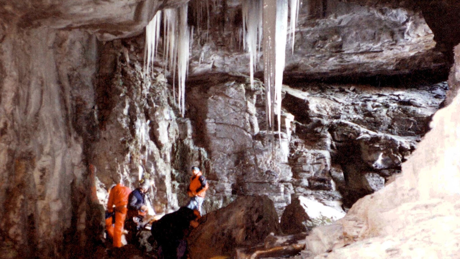 ARCHIV - Ein Blick am 27.12.2000 in die Tropfsteinh&ouml;hle H&ouml;lloch im Muotathal (Schweiz). Seit Sonntag, 21. Januar 2018, ist eine Touristengruppe hier wegen eines Wassereinbruchs eingeschlossen. (zu dpa "H&ouml;lloch: Einsatzkr&auml;fte erreichen Eingeschlossene nach acht Stunden") 