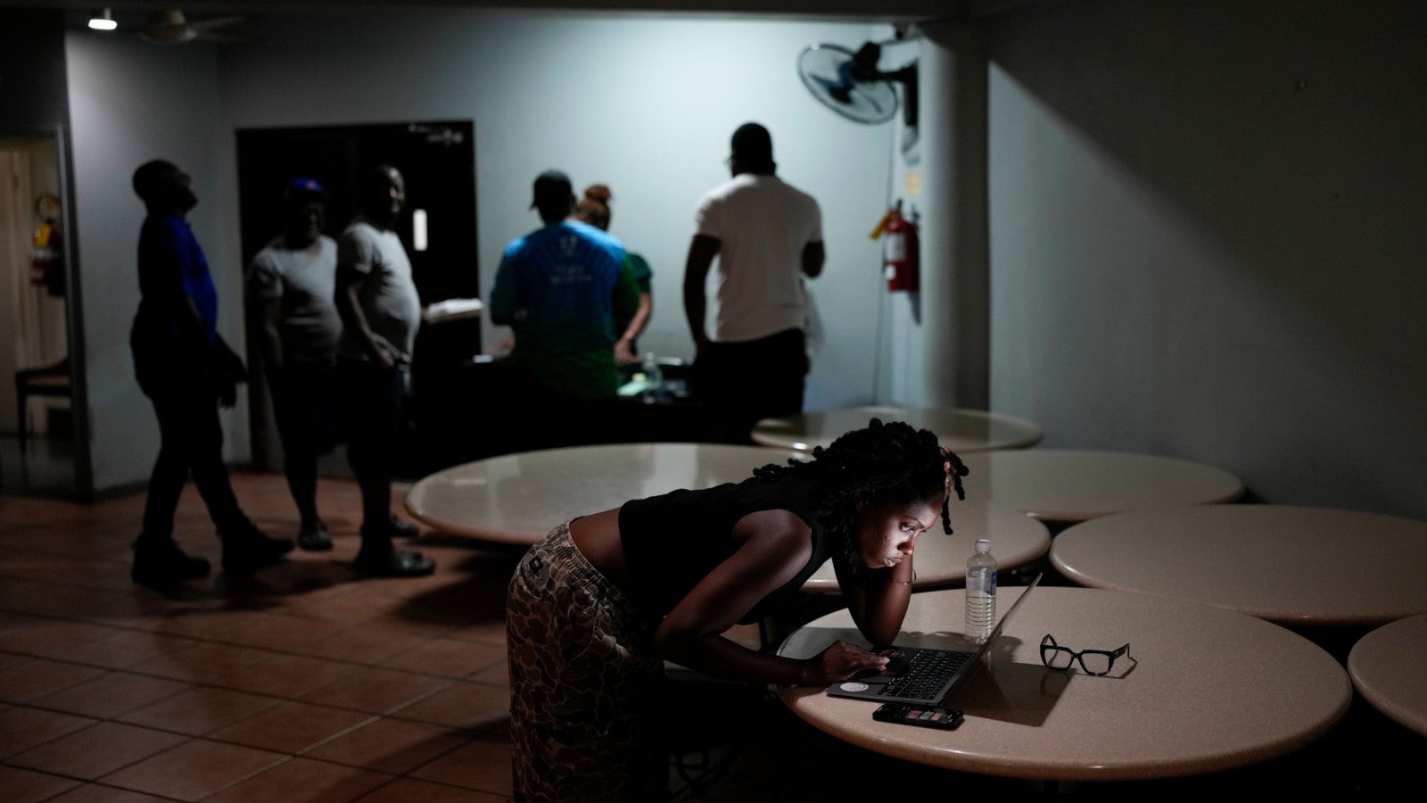 27.10.2025, Jamaika, Kingston: Eine Frau unterh&auml;lt sich per Video mit einem Freund vor der voraussichtlichen Ankunft des Hurrikans &laquo;Melissa&raquo; in der jamaikanischen Hauptstadt. Hurrikan &laquo;Melissa&raquo; hat vor der K&uuml;ste der Karibikinsel Jamaika weiter an Kraft gewonnen und die h&ouml;chste Hurrikan-Kategorie 5 erreicht. Foto: Matias Delacroix/AP/dpa