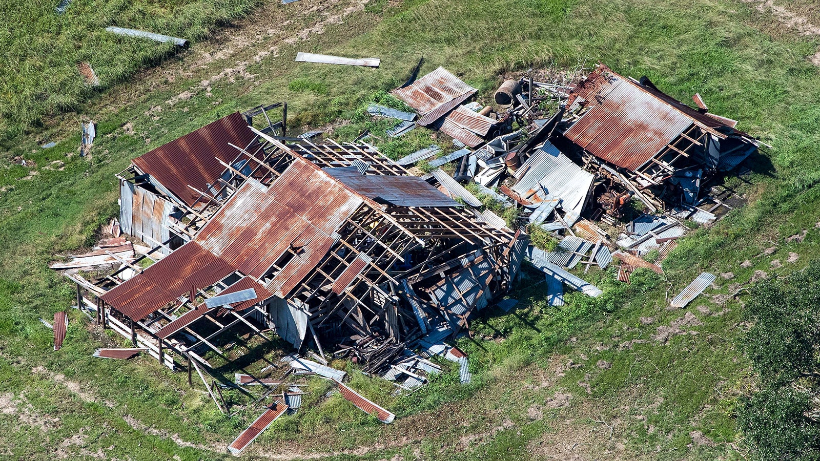10.10.2020, USA, Jennings: Eine zerst&ouml;rte Anlage, nachdem Sturm &laquo;Delta&raquo; durch das Gebiet gezogen ist. &laquo;Delta&raquo; ist mit Windgeschwindigkeiten von gut 150 Kilometern pro Stunde auf die K&uuml;ste des US-Bundesstaates Louisiana getroffen und hat dabei heftige Regenf&auml;lle mit sich gebracht. Foto: Bill Feig/Pool The Advocate/AP/dpa - ACHTUNG: Nur zur redaktionellen Verwendung und nur mit vollst&auml;ndiger Nennung des vorstehenden Credits +++ dpa-Bildfunk +++