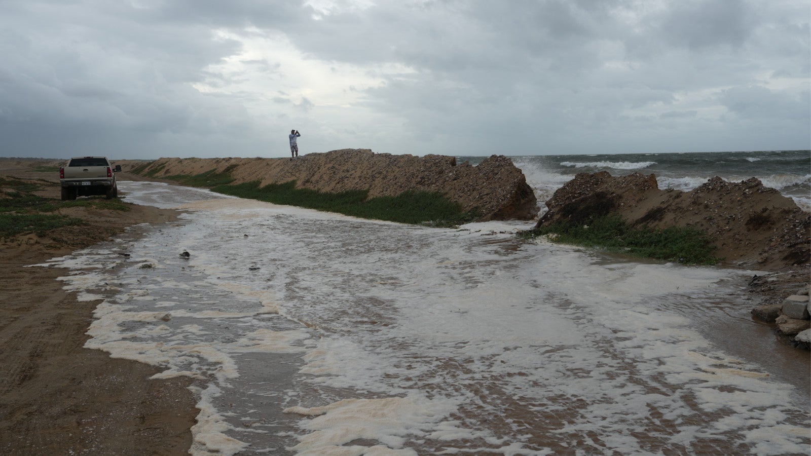 28.09.2026, Mexiko, Puerto San Carlos: Durch Hurrikan Polo herangef&uuml;hrtes Wasser brandet an die K&uuml;ste von Puerto San Carlos im mexikanischen Bundesstaat Baja California Sur. Foto: Eduardo Verdugo/AP/dpa