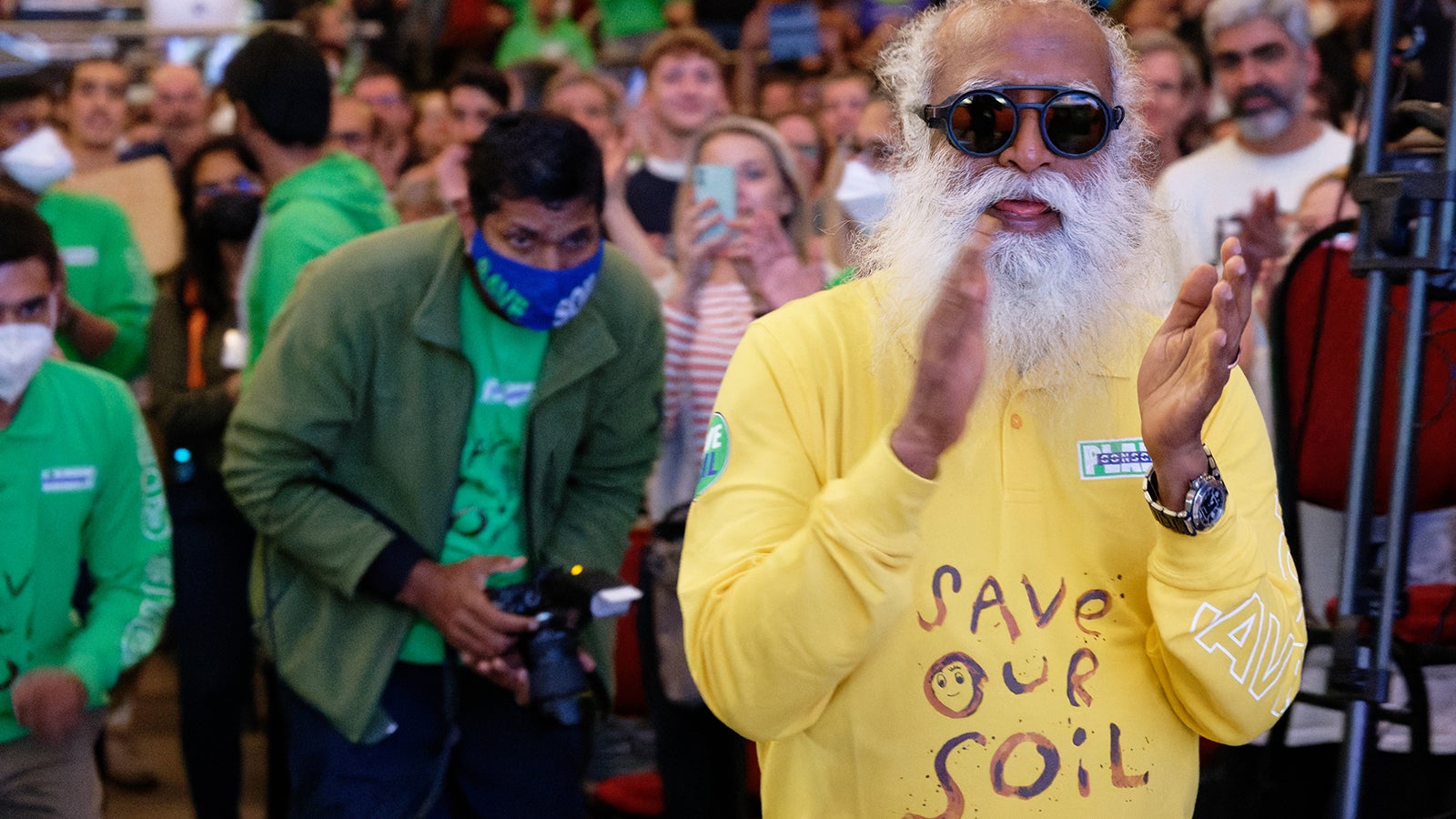 PRODUKTION - 13.04.2022, Nordrhein-Westfalen, K&ouml;ln: Guru Sadhguru kommt zu einer Veranstaltung im Rahmen der &laquo;Rette den Boden&raquo; Kamagne. Guru Sadhguru f&auml;hrt auf einer 100-t&auml;gigen Motorradreise von Gro&szlig;britannien nach Indien. (zu dpa: &laquo;Indischer Guru will mit seinem Motorrad Erde retten&raquo;) Foto: Henning Kaiser/dpa +++ dpa-Bildfunk +++