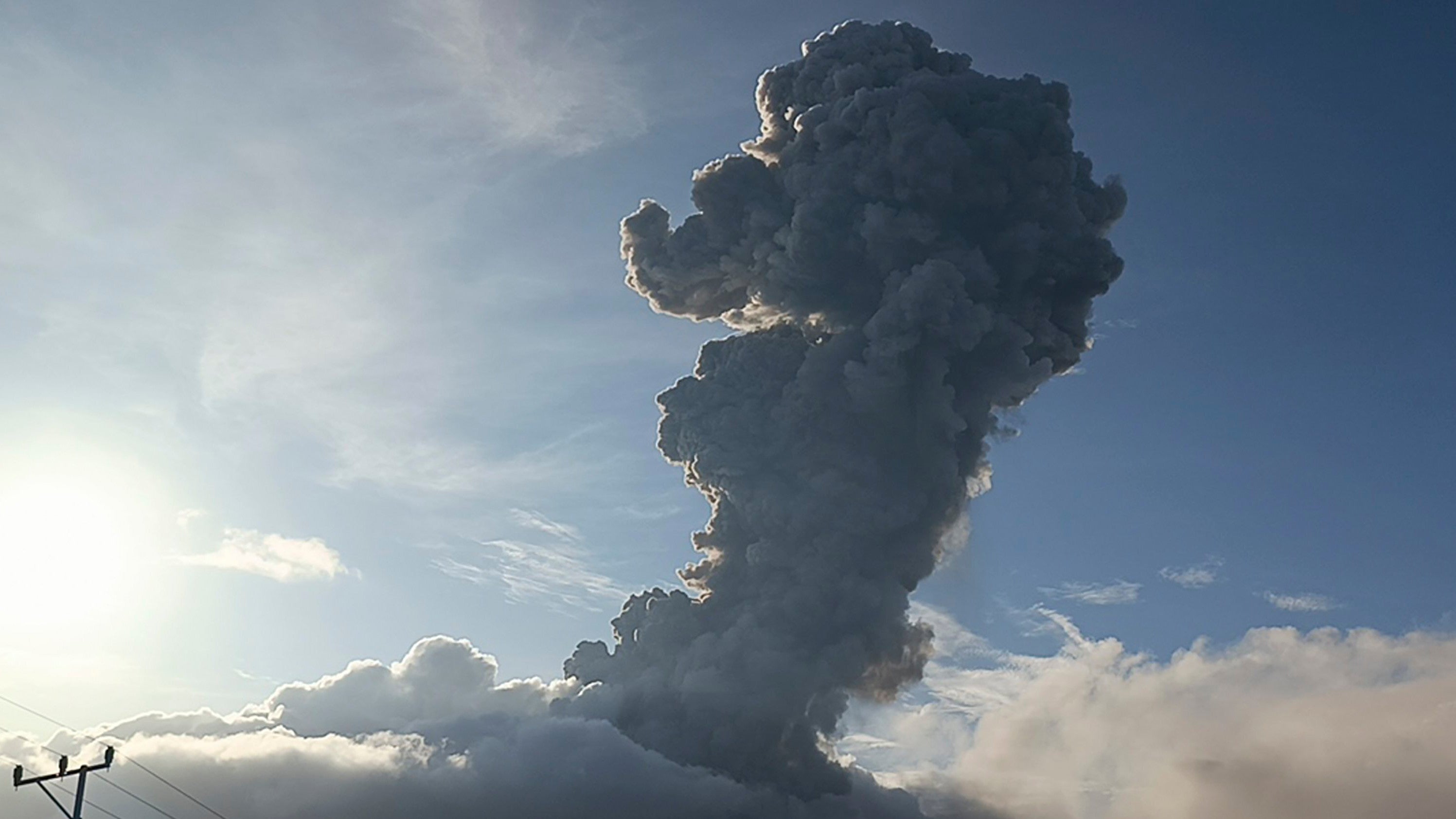07.11.2024, Indonesien, Ost Flores: Der Berg Lewotobi Laki-Laki spuckt w&auml;hrend eines Ausbruchs vulkanisches Material aus. (Uncredited/AP/dpa)