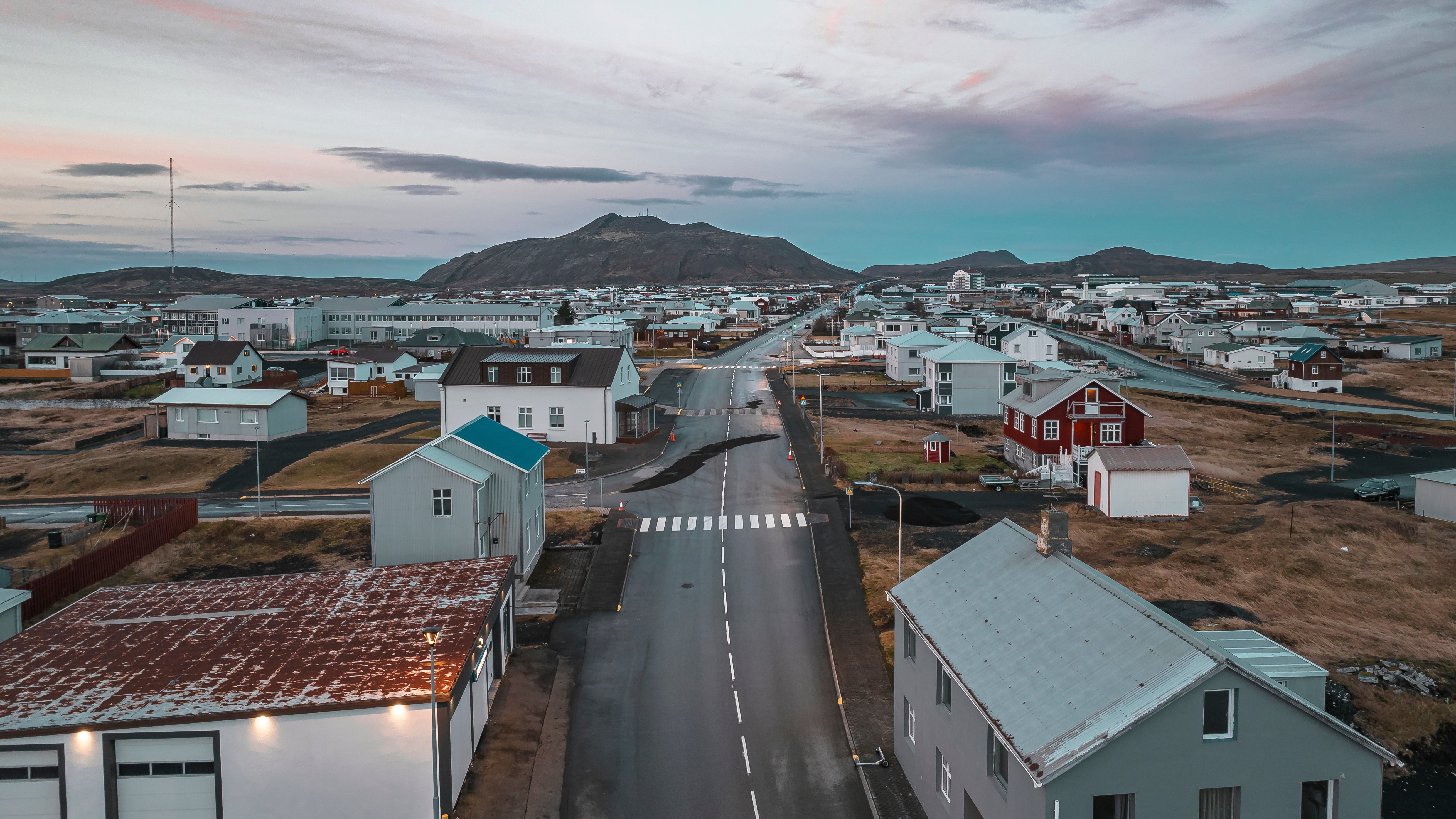 Island, Grindavik: Die Stadt Grindavik (Luftaufnahme mit Drohne). Der Wetterdienst in Island h&auml;lt einen Ausbruch von fl&uuml;ssigem Gestein aus dem seit Wochen aktiven Magma-Tunnel im S&uuml;dwesten des Landes in den kommenden Tage f&uuml;r wahrscheinlich. Foto: (Bjorn Steinbekk/AP/dpa)
