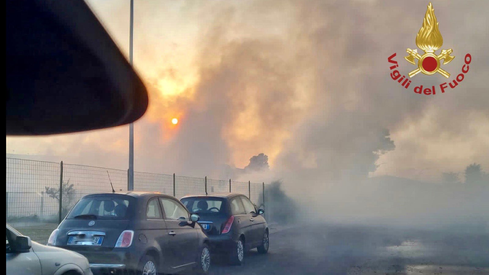 HANDOUT - 08.08.2021, Italien, Campomarino Lido: Handout der italienischen Feuerwehr zeigt einen Waldbrand in Campomarino Lido. Hunderte Bewohner und Touristen sind wegen Feuern um die italienische Adria-Gemeinde Campomarino aus ihren Unterk&uuml;nften gebracht worden. Die Beh&ouml;rden evakuierten am Sonntag Hotels, Campingpl&auml;tze und Wohnh&auml;user im Ortsteil Campomarino Lido am Meer, wie die Feuerwehr am Abend mitteilte. Mehr als 400 Menschen wurden demnach aus den H&auml;usern geholt. Foto: -/Vigili del Fuoco/dpa - ACHTUNG: Nur zur redaktionellen Verwendung im Zusammenhang mit der aktuellen Berichterstattung und nur mit vollst&auml;ndiger Nennung des vorstehenden Credits +++ dpa-Bildfunk +++