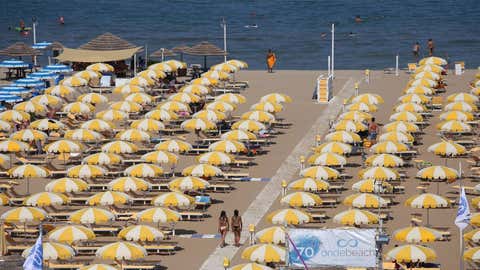 08.08.2025, Italien, Rimini: In Reih und Glied stehen Sonnenschirme und -liegen am Strand des Badeortes für Urlauber bereit. (Roberto Brancolini/IPA via ZUMA Press/dpa)