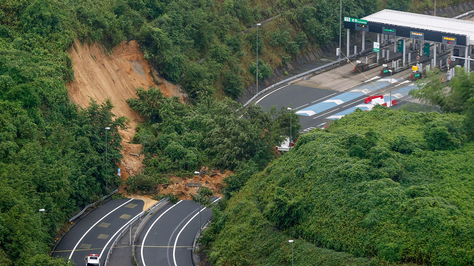 Nicht enden wollender Regen verw&uuml;stet den S&uuml;den Japans. Eine Autobahn in der N&auml;he von Tokio wurde von einem Erdrutsch versch&uuml;ttet. Foto: Kyodo News via AP
