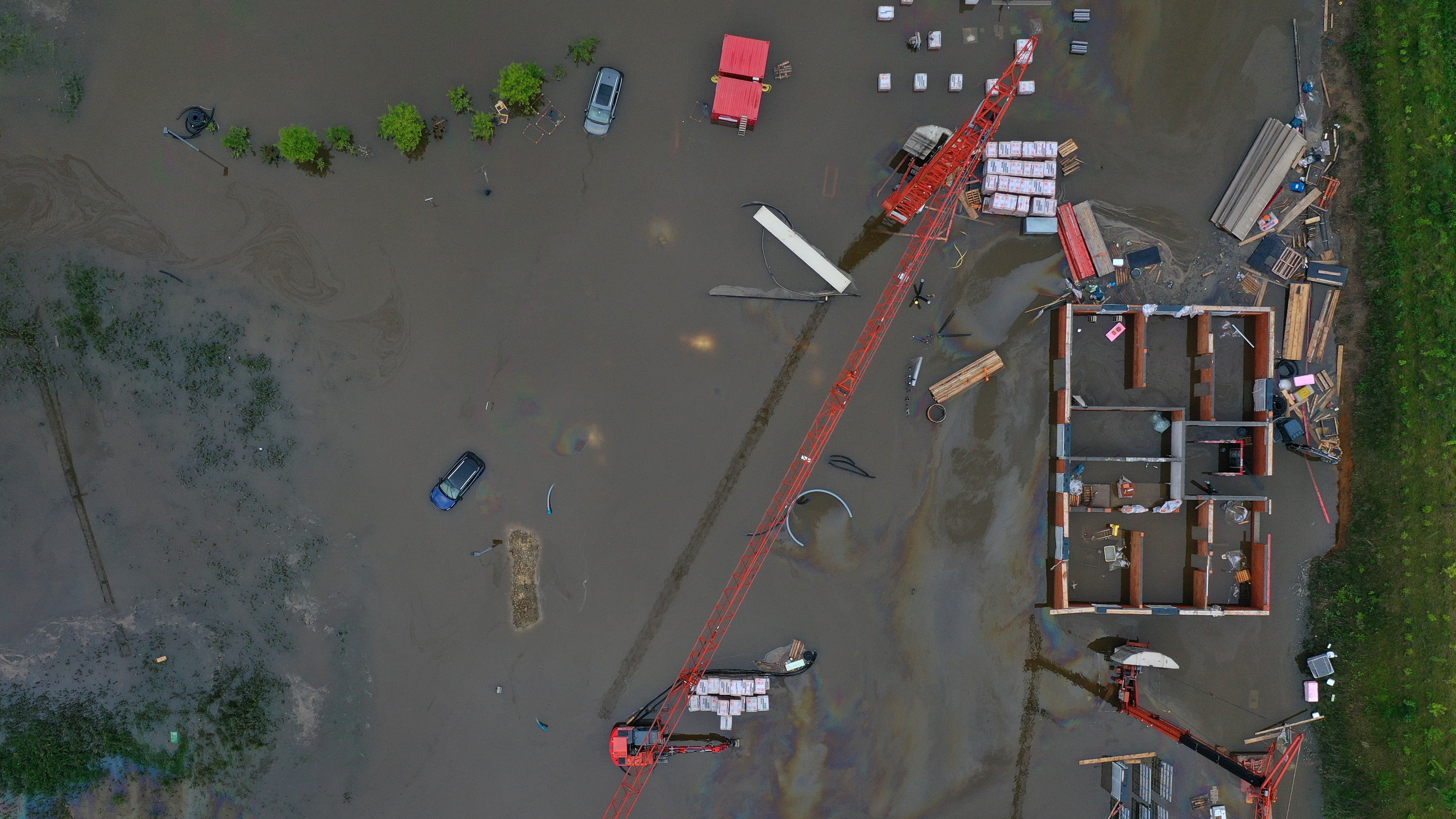 03.06.2024, Bayern, Offingen: Ein Baugebiet ist vom Hochwasser der Mindel &uuml;berschwemmt (Luftaufnahme mit einer Drohne). (Karl-Josef Hildenbrand/dpa)
