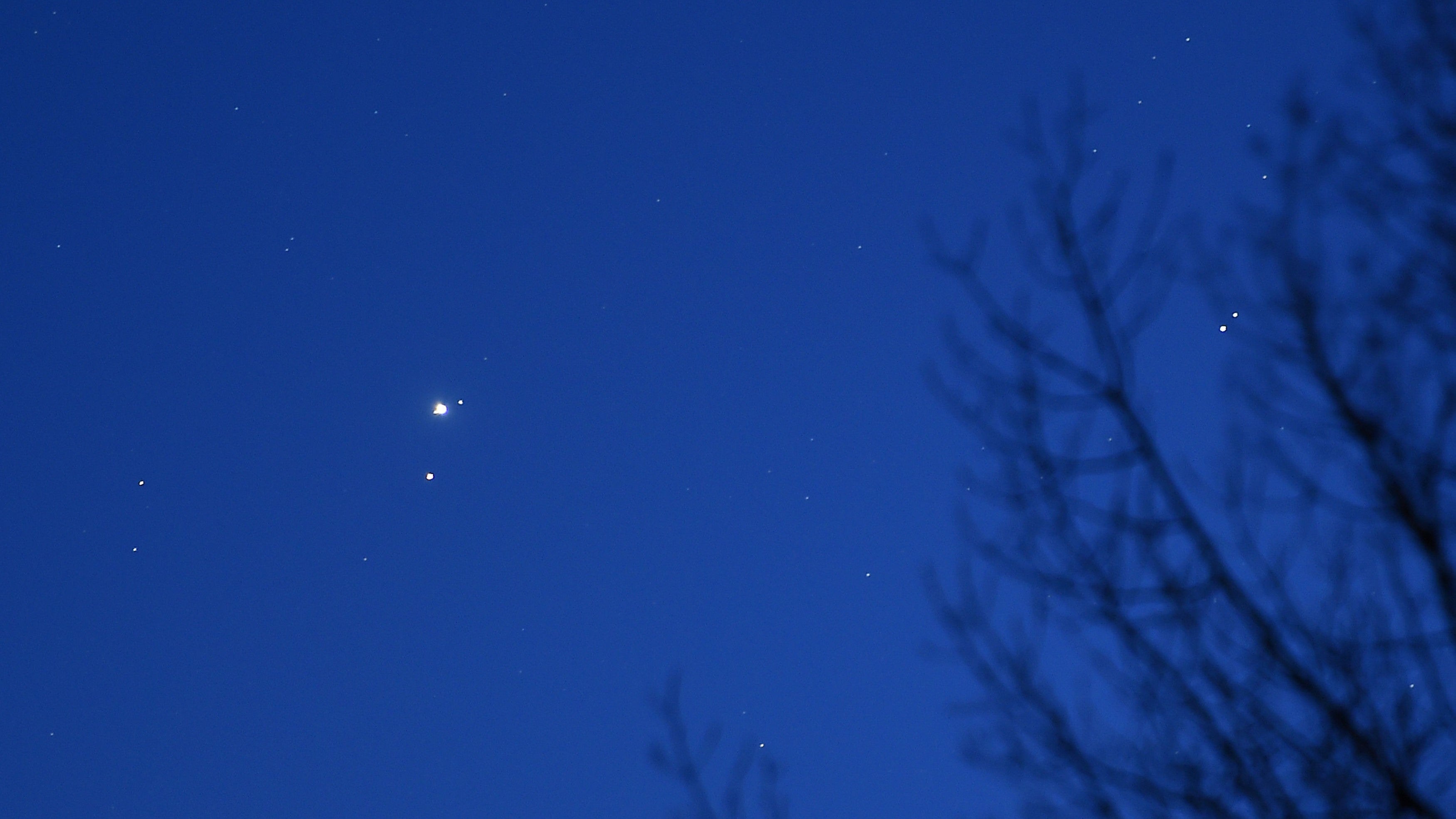 Der Jupiter (Mitte links oben) und der Mars (darunter) sind am 07.01.2018 im Himmel &uuml;ber Ely (Gro&szlig;britannien) dicht beieinander zu sehen. Foto: Joe Giddens/PA Wire/dpa +++(c) dpa - Bildfunk+++