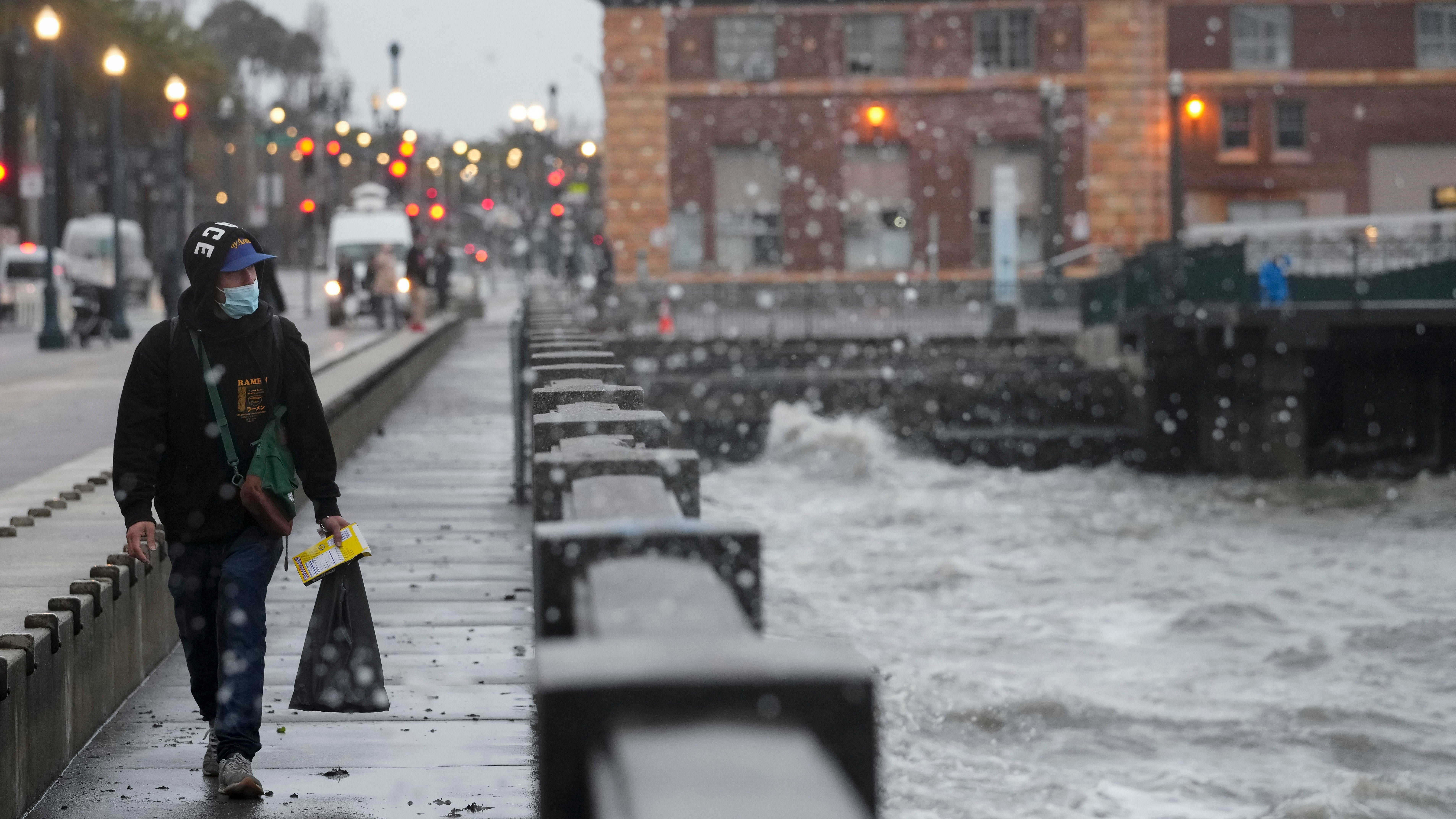 05.01.2023, USA, San Francisco: Eine Person geht bei starken Regen eine Stra&szlig;e entlang. F&uuml;r den 04.01.2023 wird ein weiterer Wintersturm in Kalifornien erwartet, der den n&ouml;rdlichen Teil des Staates mit Regen und Schnee &uuml;berziehen soll. Es ist der zweite gro&szlig;e Sturm in dieser Woche in dem ausgetrockneten Bundesstaat. Er folgt auf St&uuml;rme, die im S&uuml;den der USA zu &Uuml;berschwemmungen und schweren Gewittern und im oberen Mittleren Westen zu starkem Schneefall gef&uuml;hrt hatten. Foto: Godofredo A. V&aacute;squez/AP/dpa +++ dpa-Bildfunk +++