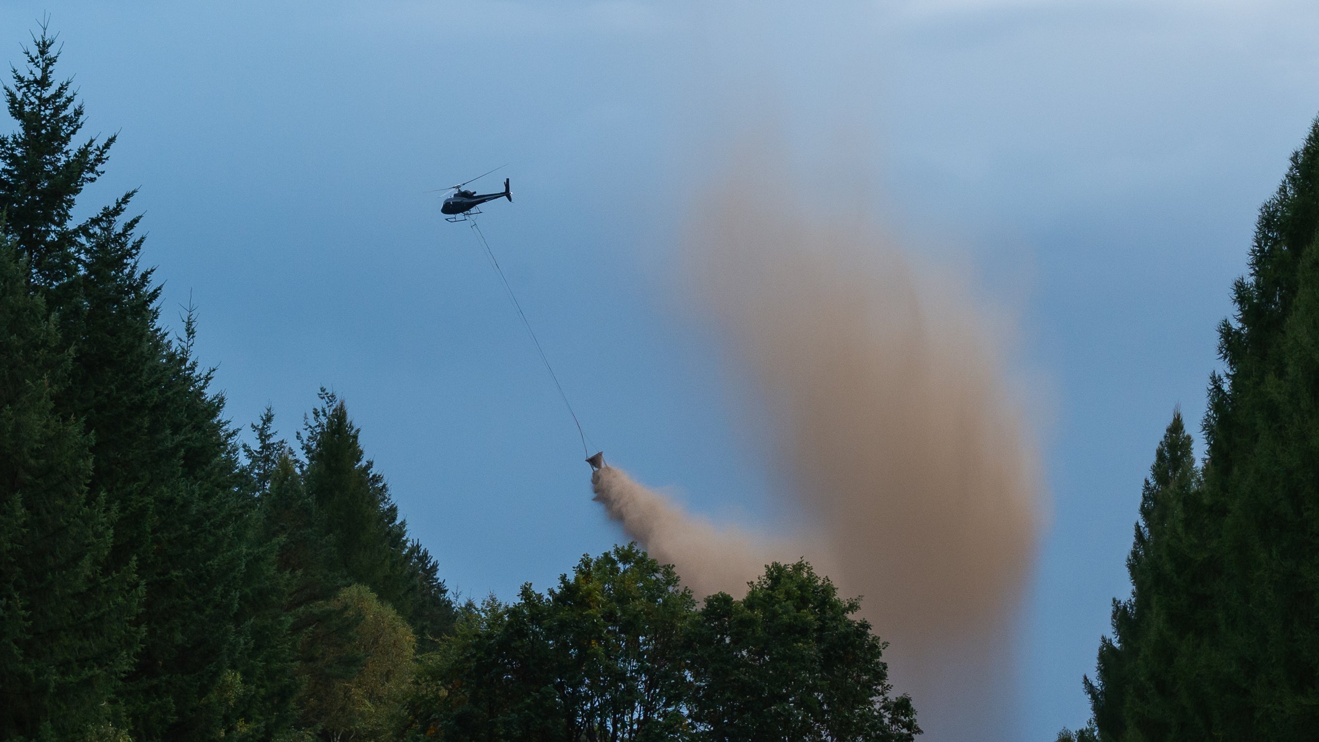 Siedenholz: Mit einem Hubschrauber wird Magnesiumkalk &uuml;ber einer Waldfl&auml;che ausgebracht. Mit dem Kalk soll eine Versauerung der B&ouml;den abgepuffert werden.