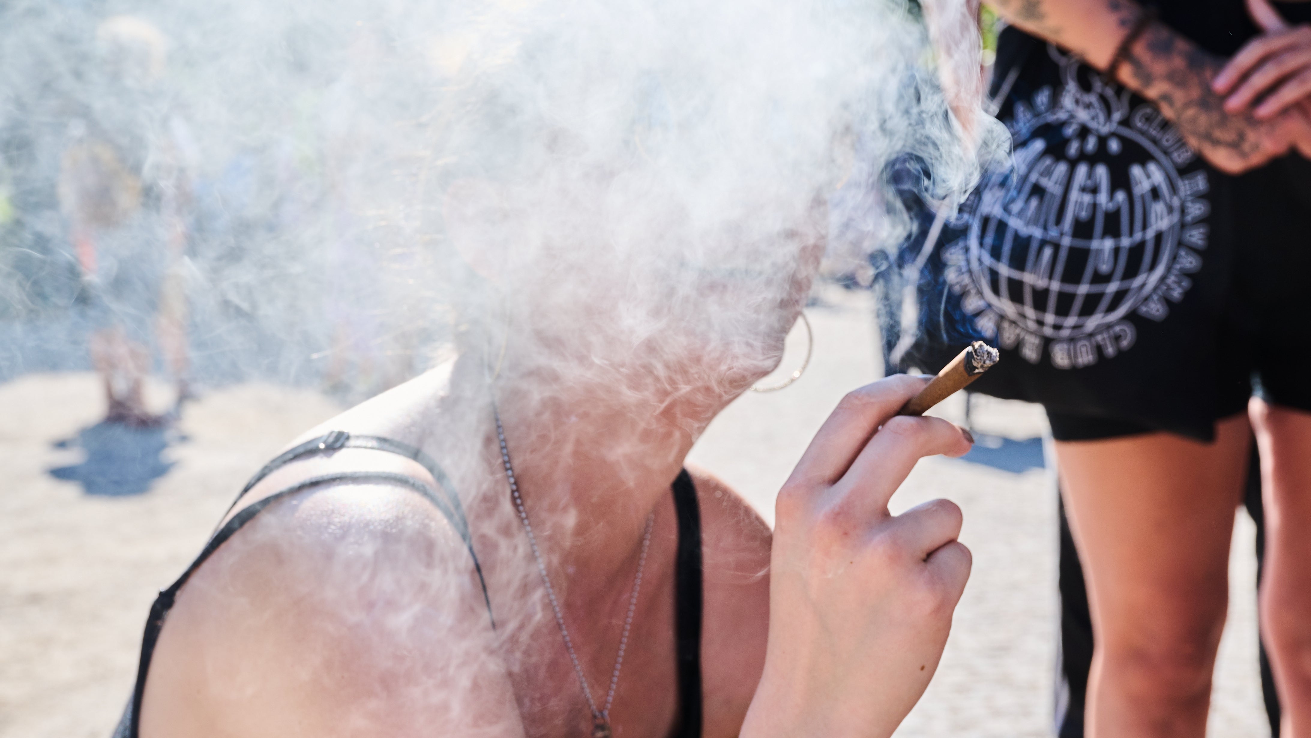 Eine Demonstrantin raucht einen Joint bei der Hanfparade. Die Hanfparade ist laut Angaben der Veranstalter die gr&ouml;&szlig;te und traditionsreichste Demonstration f&uuml;r Cannabis in Deutschland. 